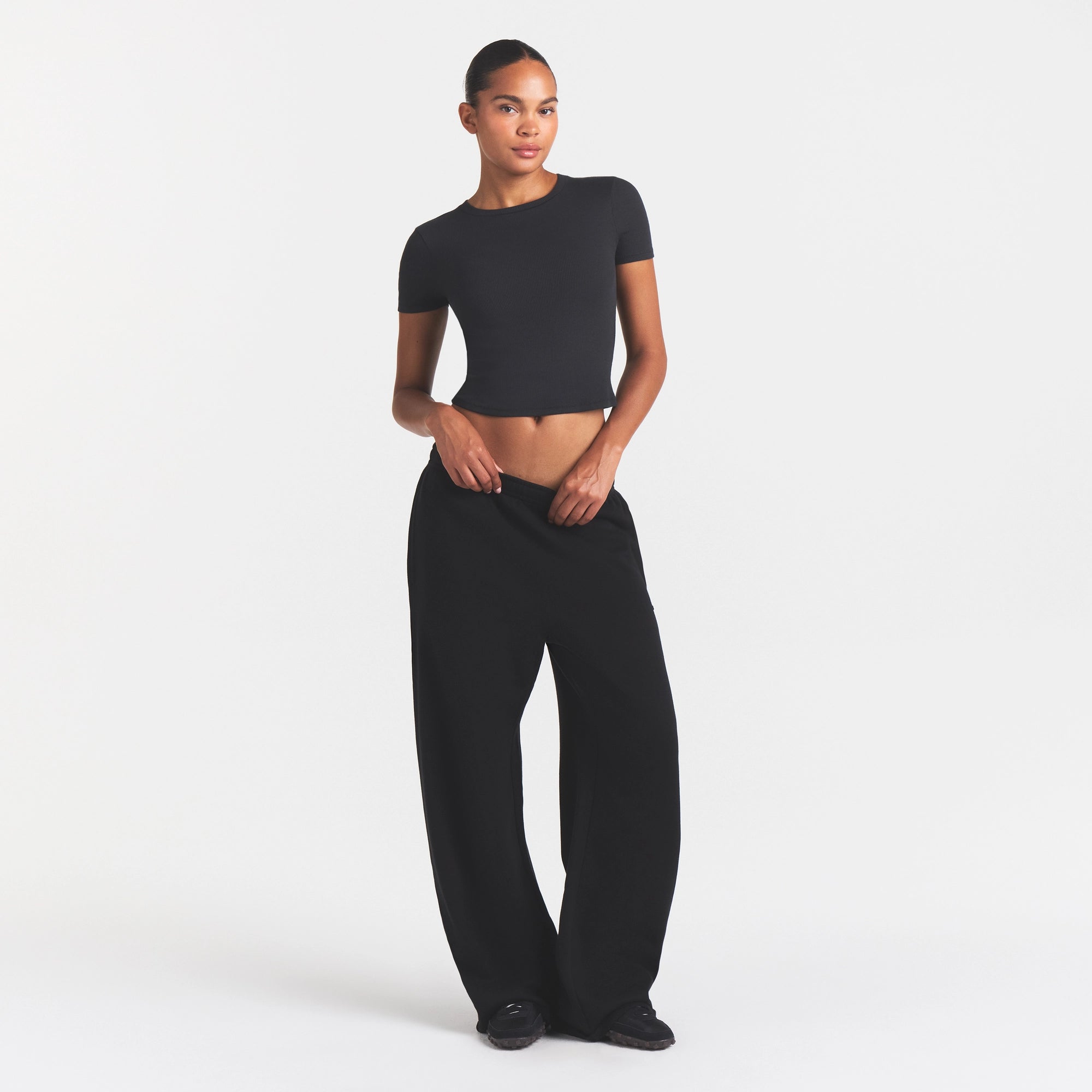 COTTON RIB T-SHIRT | SOOT ON A MODEL FRONT VIEW @ | FOCUS: 0.0, 1.0, 0.9