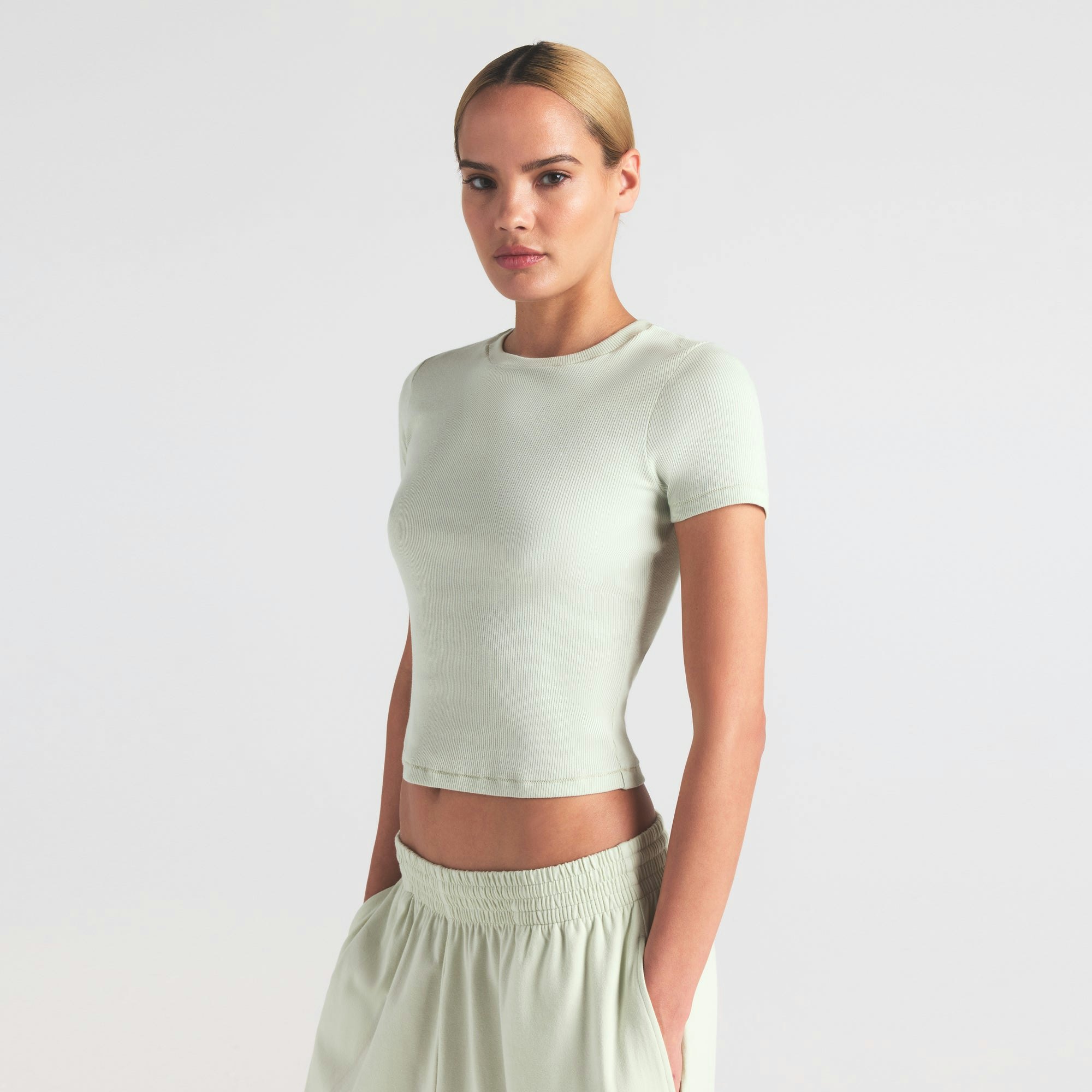 COTTON RIB T-SHIRT | SPEARMINT ON A MODEL SIDE VIEW | FOCUS: 0.0, 1.0, 0.9