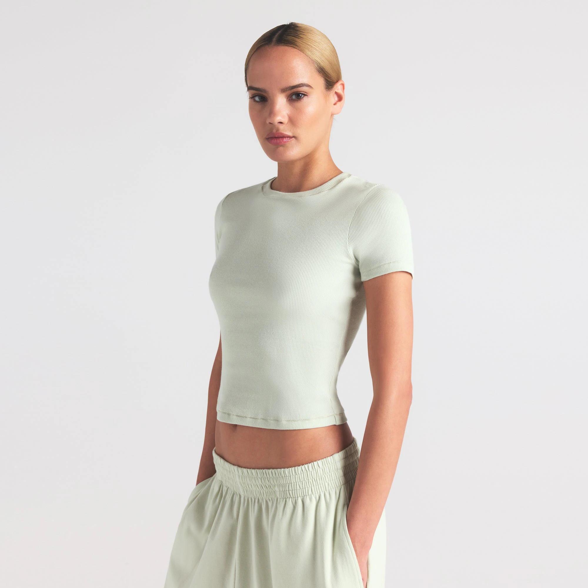 COTTON RIB T-SHIRT | SPEARMINT ON A MODEL SIDE VIEW | FOCUS: 0.0, 1.0, 0.9
