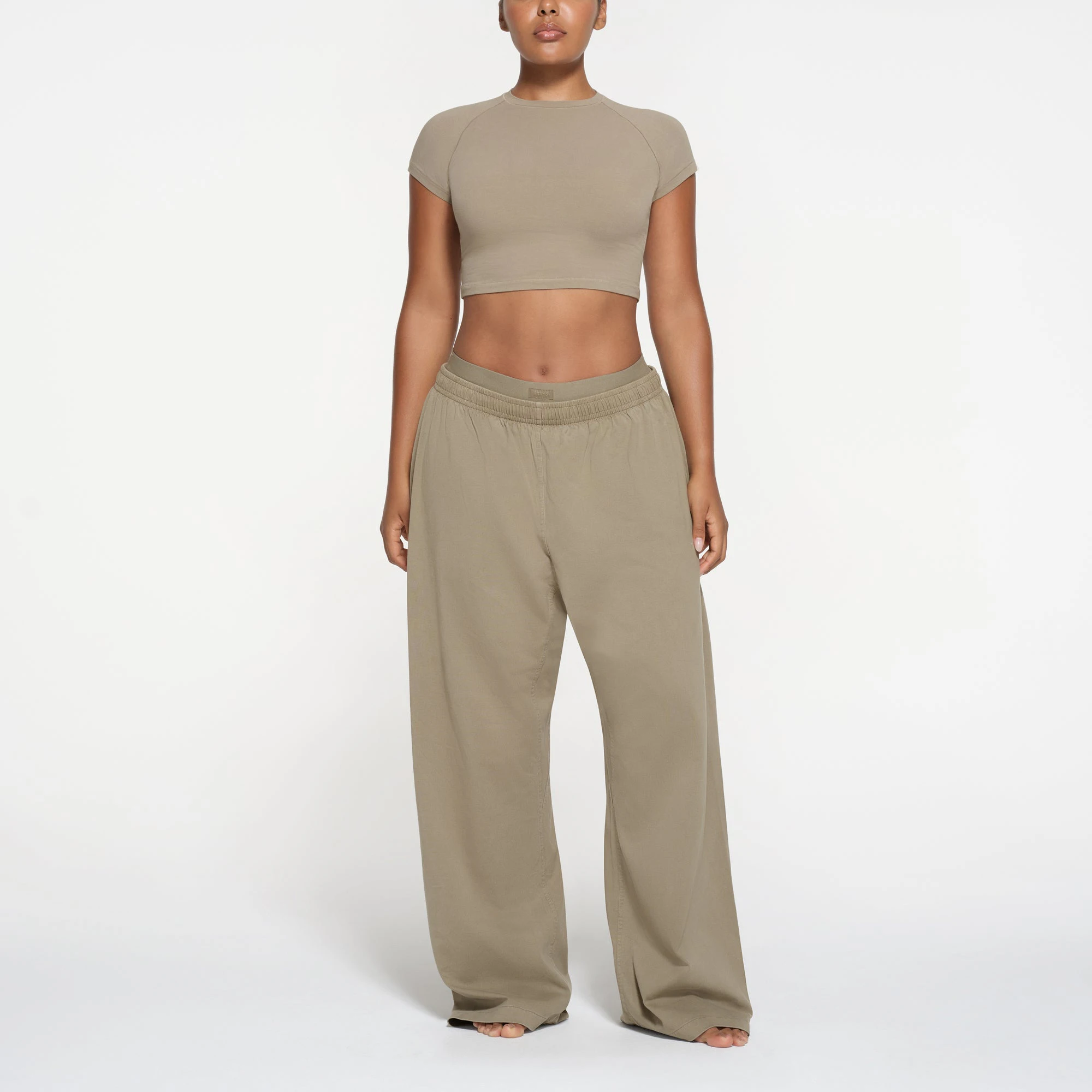 NEW VINTAGE CROPPED RAGLAN T-SHIRT | TAUPE ON A MODEL FRONT VIEW