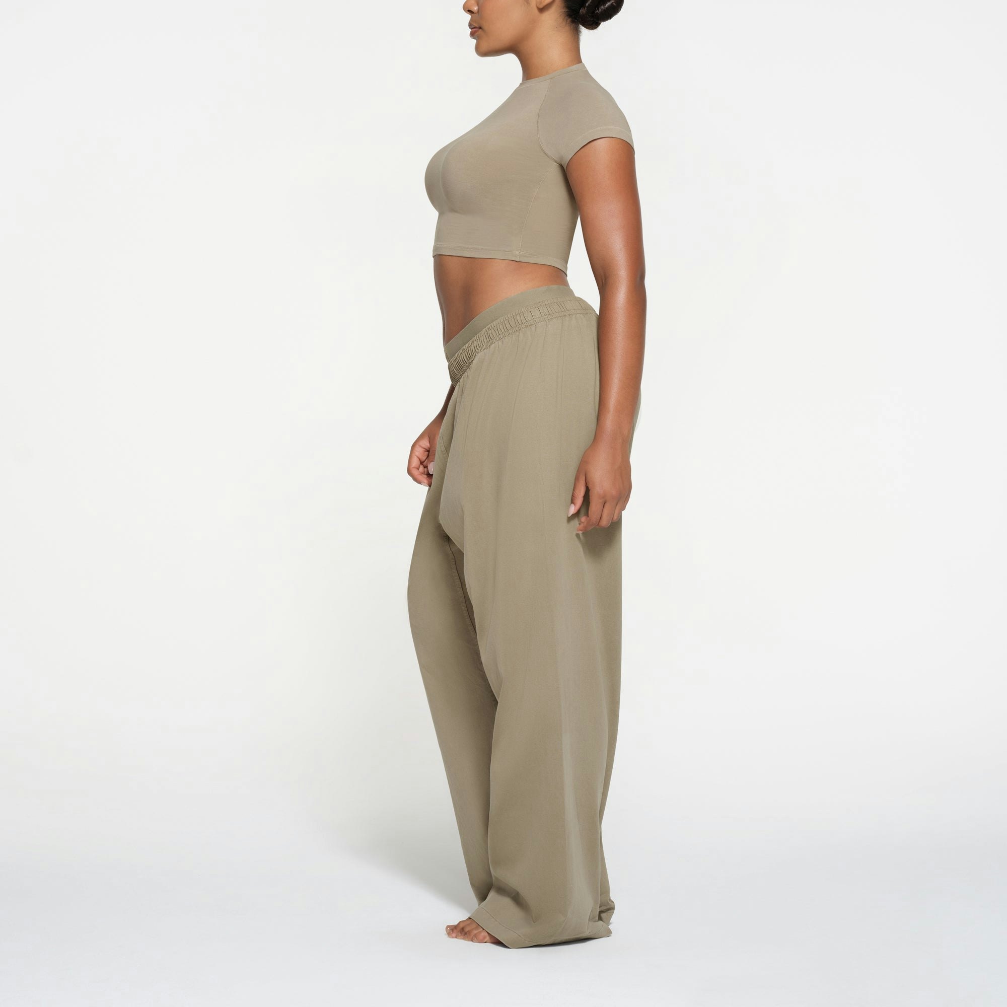 NEW VINTAGE CROPPED RAGLAN T-SHIRT | TAUPE ON A MODEL SIDE VIEW