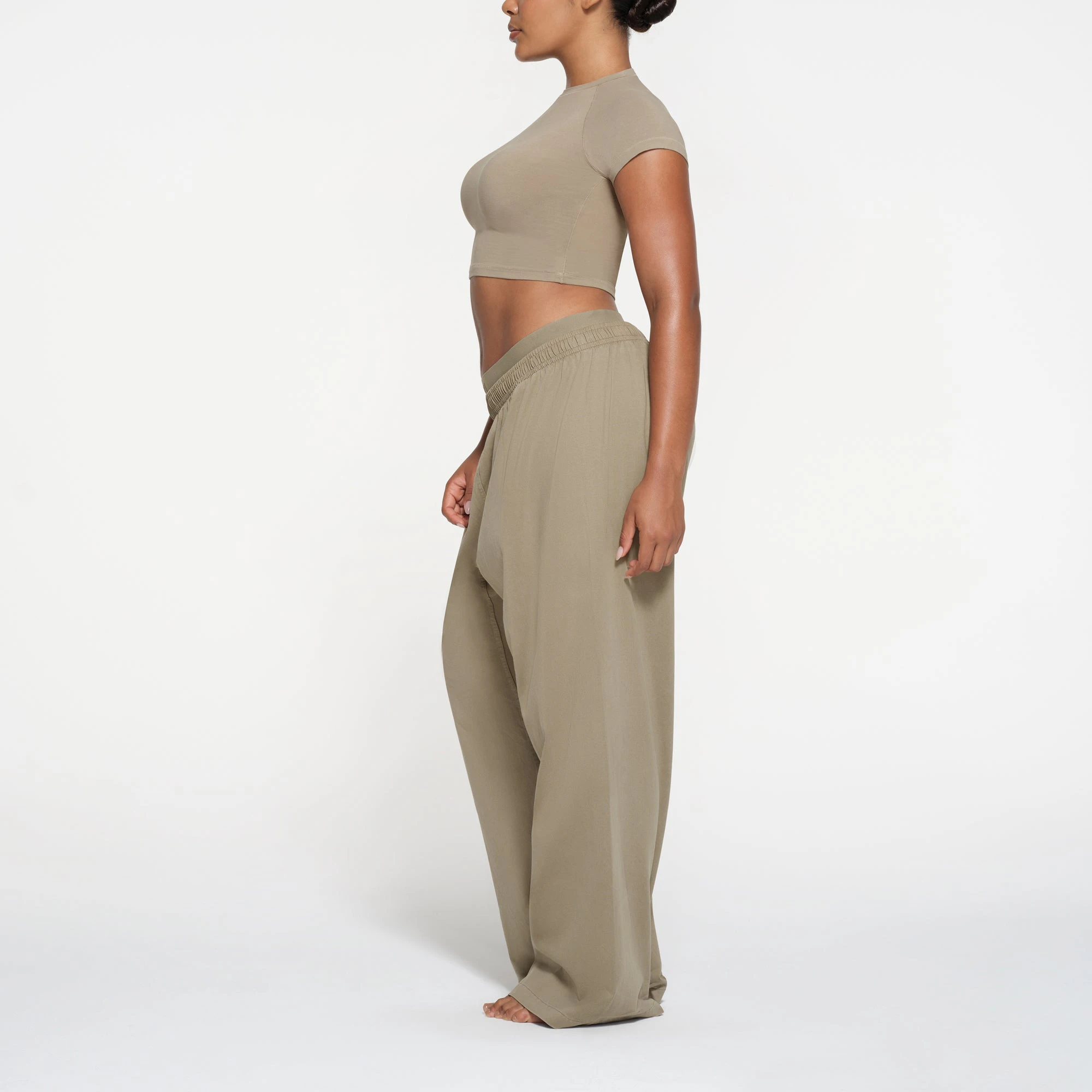 NEW VINTAGE CROPPED RAGLAN T-SHIRT | TAUPE ON A MODEL SIDE VIEW