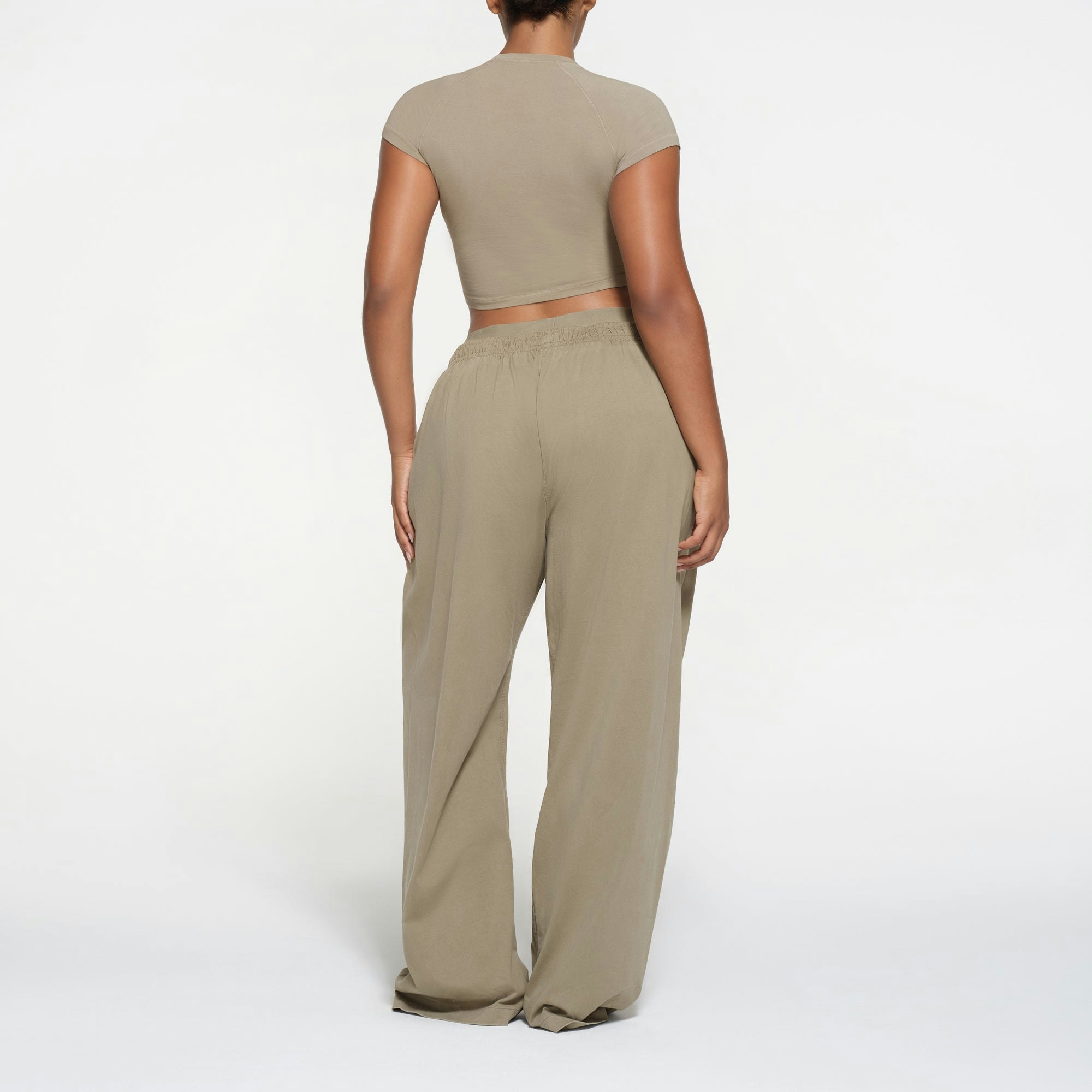 NEW VINTAGE CROPPED RAGLAN T-SHIRT | TAUPE ON A MODEL BACK VIEW