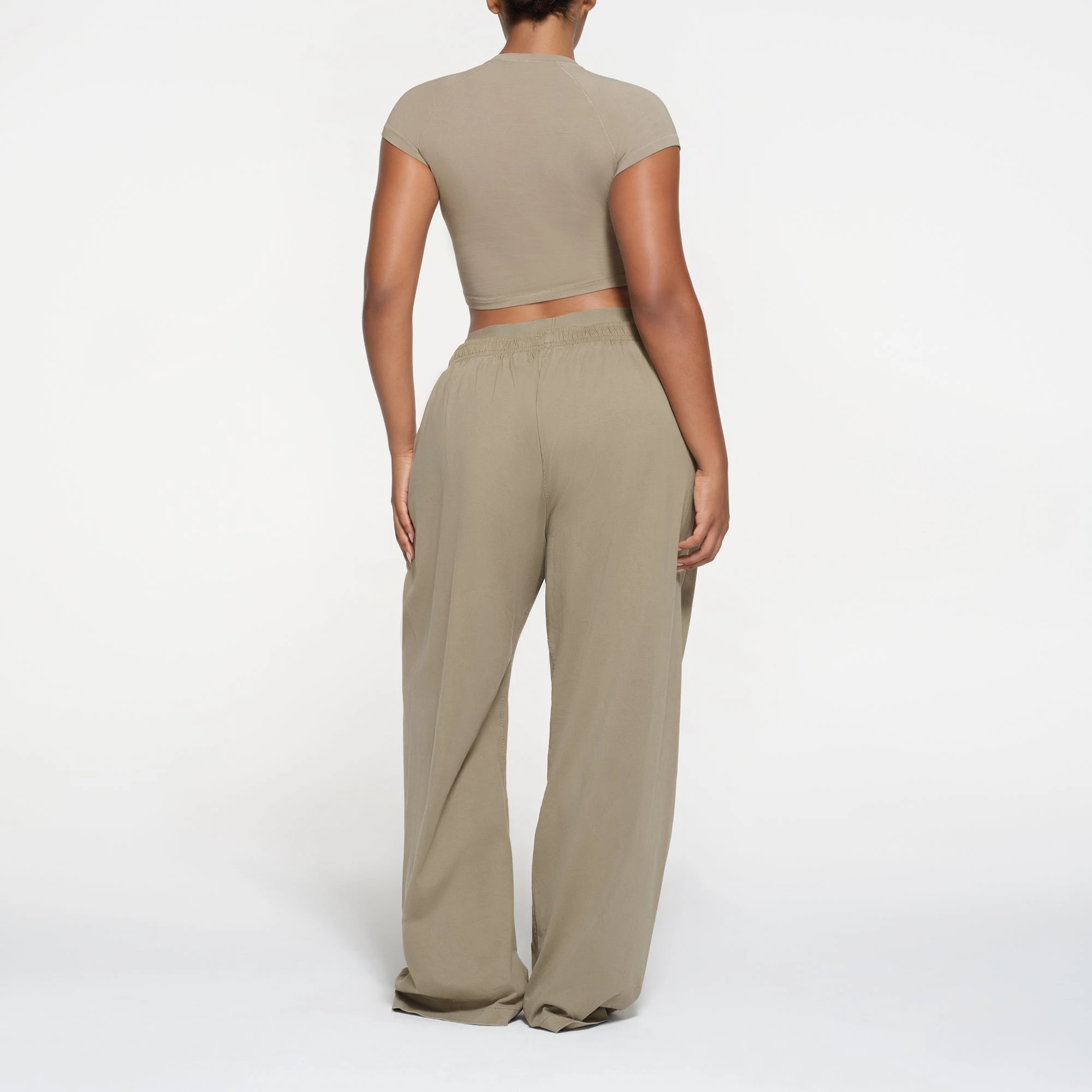 NEW VINTAGE CROPPED RAGLAN T-SHIRT | TAUPE ON A MODEL BACK VIEW