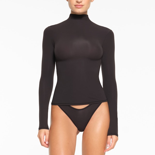 FITS EVERYBODY TURTLENECK TOP WORN BY A MODEL IN FRONT VIEW
