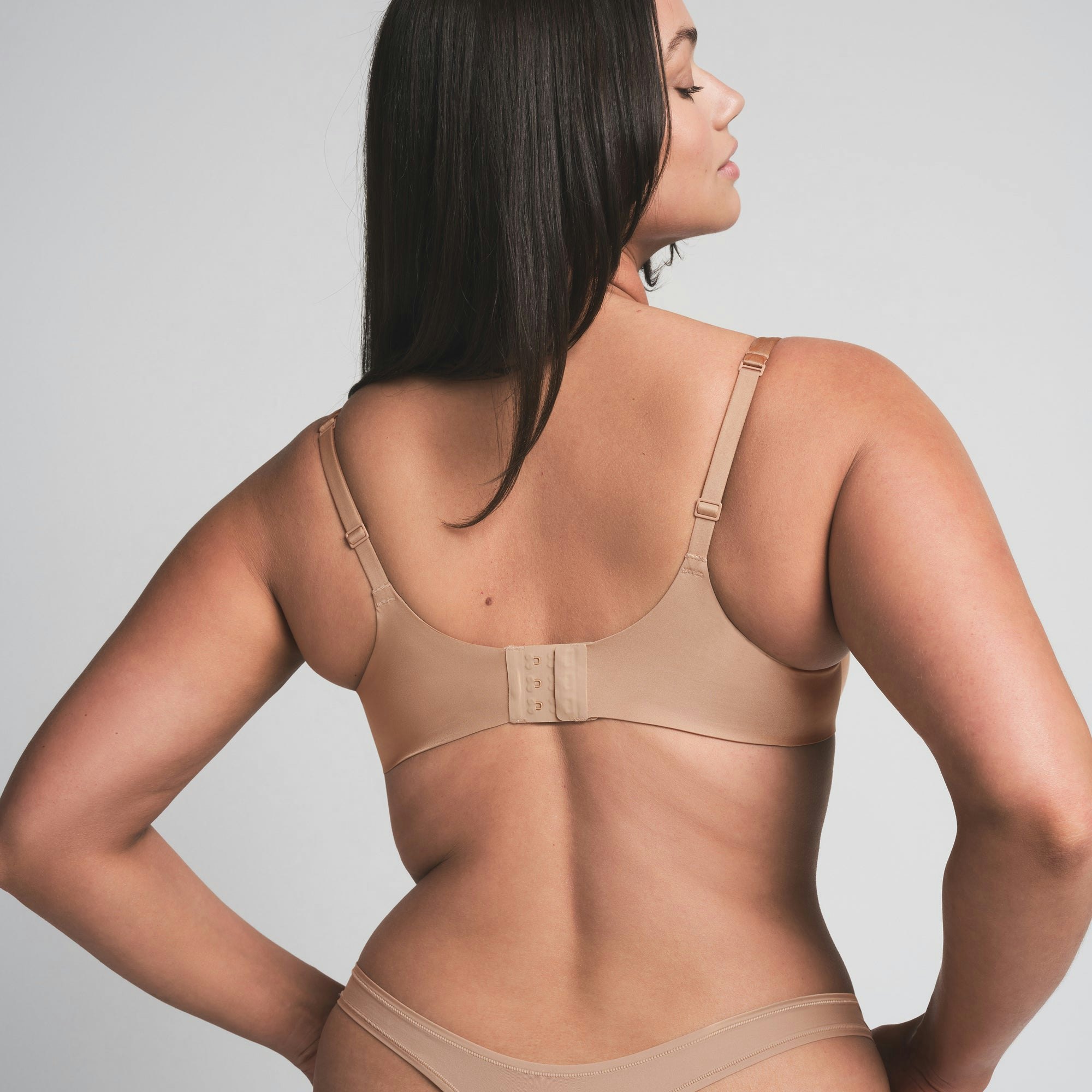 SKIMS ULTIMATE BALCONETTE PUSH-UP BRA | CLAY ON A MODEL SIDE VIEW | FOCUS: 0.0, 1.0, 0.9