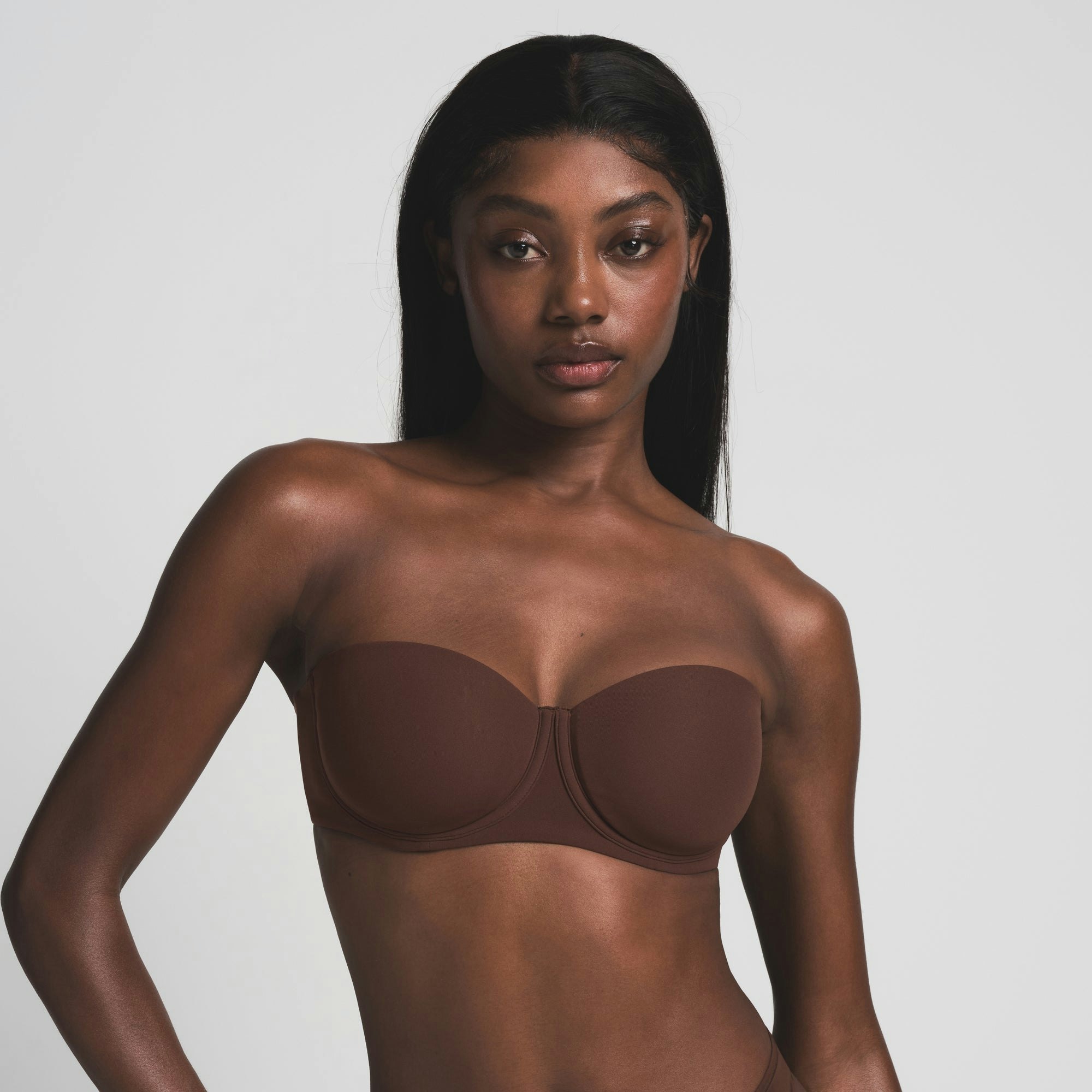FITS EVERYBODY STRAPLESS BRA ON A MODEL SIDE VIEW | FOCUS: 0.0, 1.0, 0.9