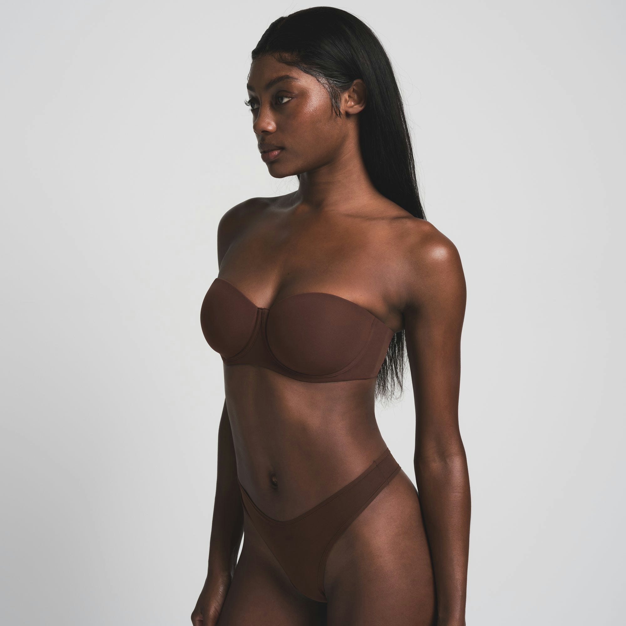 FITS EVERYBODY STRAPLESS BRA ON A MODEL SIDE VIEW | FOCUS: 0.0, 1.0, 0.9