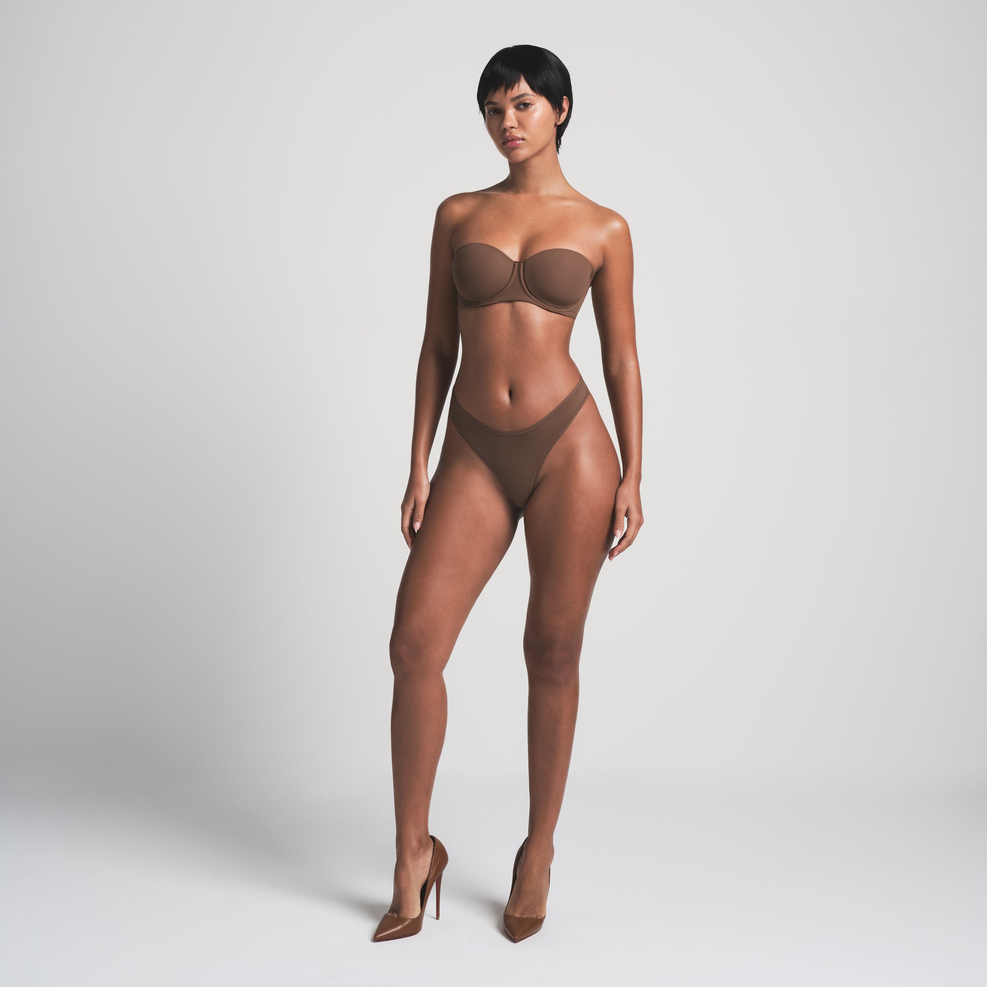 FITS EVERYBODY STRAPLESS BRA | JASPER ON A MODEL FRONT VIEW | FOCUS: 0.0, 1.0, 0.9