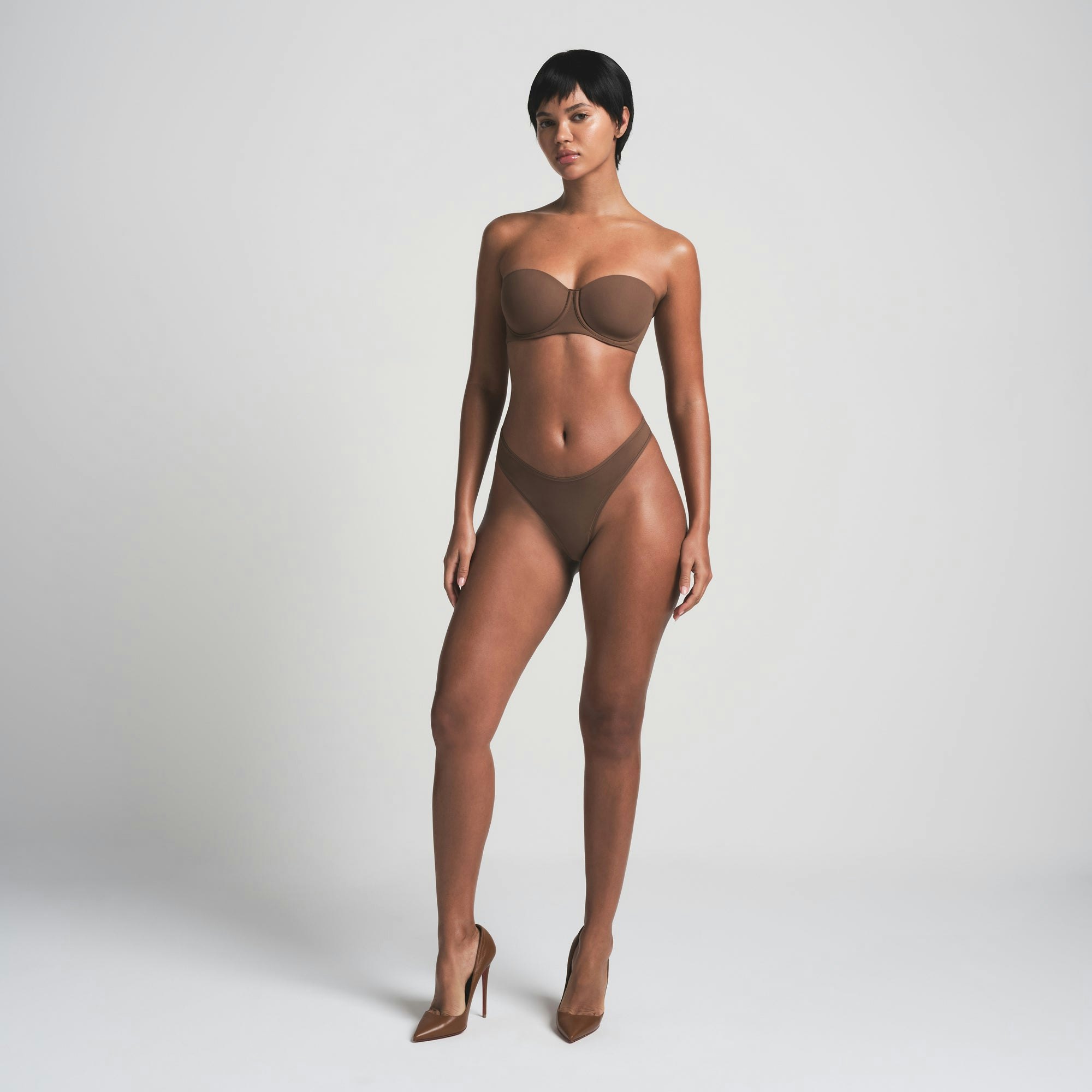 FITS EVERYBODY STRAPLESS BRA | JASPER ON A MODEL FRONT VIEW | FOCUS: 0.0, 1.0, 0.9