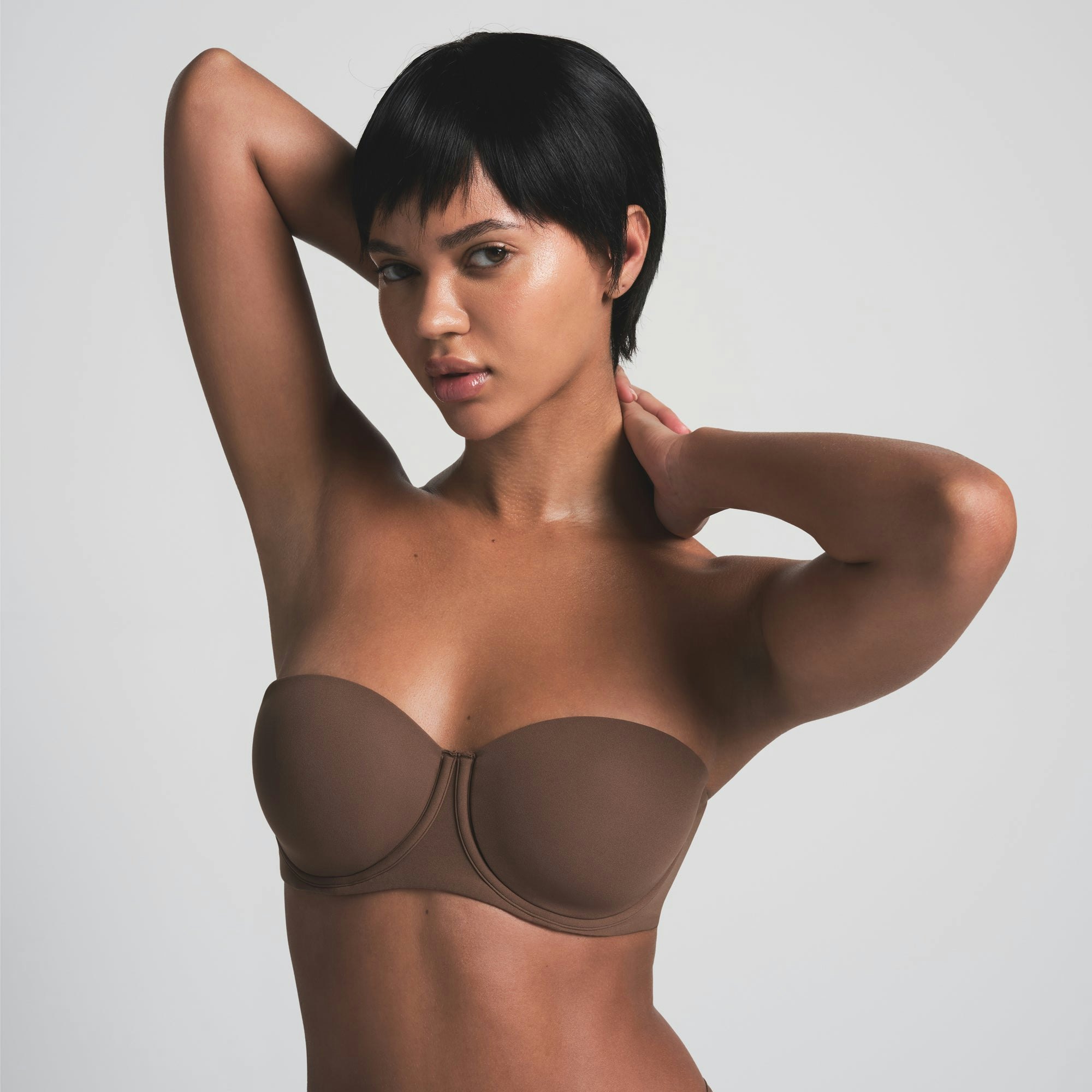 FITS EVERYBODY STRAPLESS BRA | JASPER ON A MODEL FRONT VIEW | FOCUS: 0.0, 1.0, 0.9