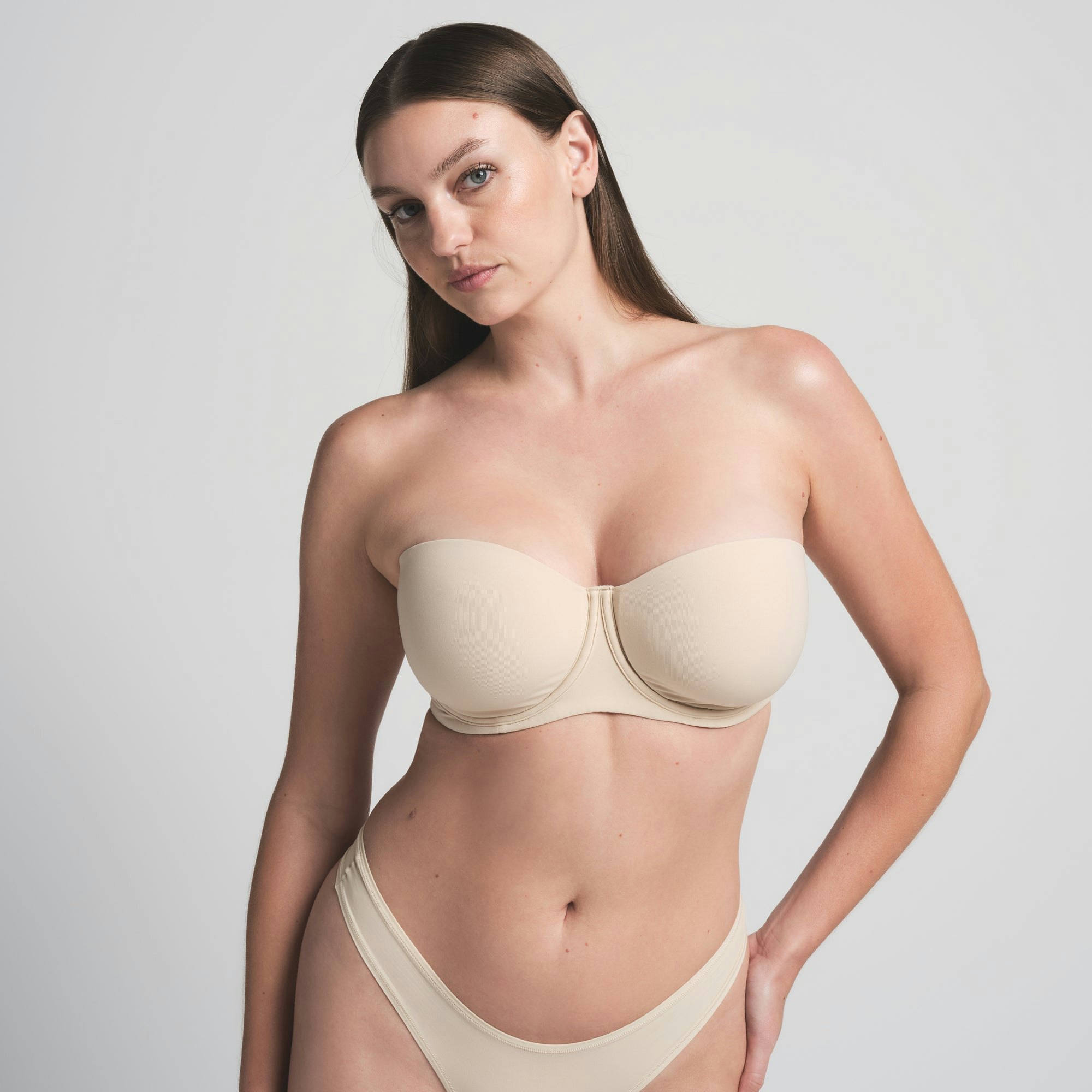 FITS EVERYBODY STRAPLESS BRA | SAND ON A MODEL FRONT VIEW | FOCUS: 0.0, 1.0, 0.9