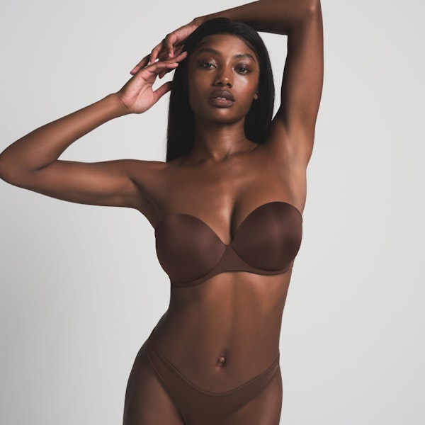 SKIMS ULTIMATE STRAPLESS PUSH-UP BRA | COCOA ON A MODEL FRONT VIEW ON A MODEL FRONT VIEW | FOCUS: 0.0, 1.0, 0.9