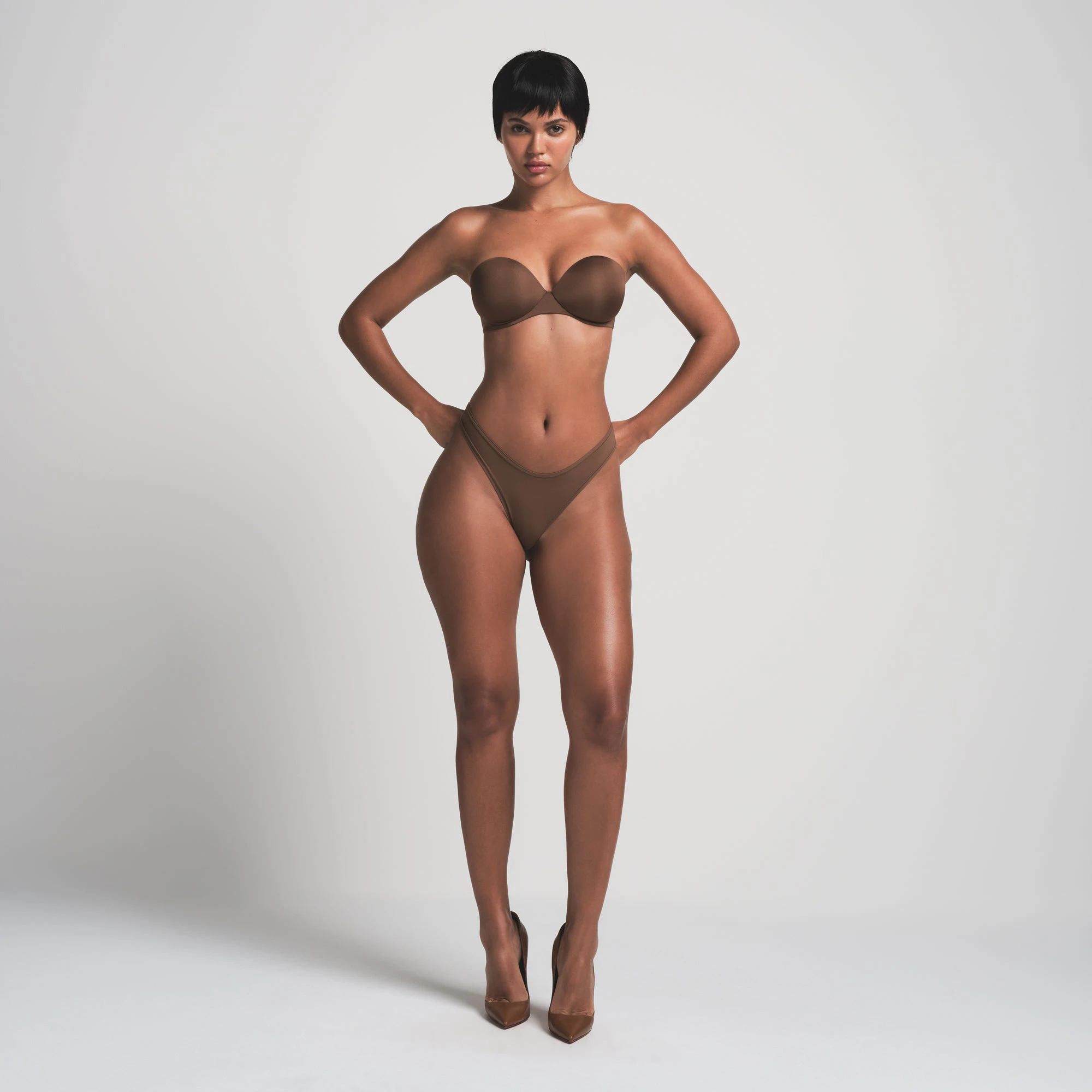 SKIMS ULTIMATE BRA STRAPLESS PUSH-UP BRA | JASPER ON A MODEL FRONT VIEW | FOCUS: 0.0, 1.0, 0.9