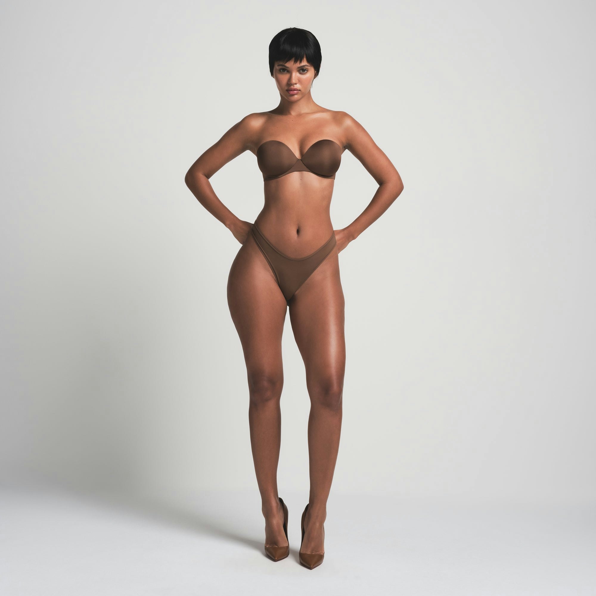 SKIMS ULTIMATE BRA STRAPLESS PUSH-UP BRA | JASPER ON A MODEL FRONT VIEW | FOCUS: 0.0, 1.0, 0.9