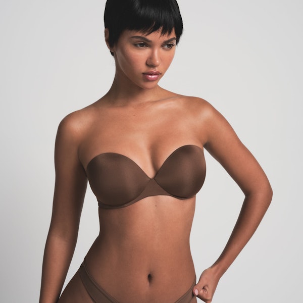 SKIMS ULTIMATE BRA STRAPLESS PUSH-UP BRA | JASPER ON A MODEL FRONT VIEW | FOCUS: 0.0, 1.0, 0.9