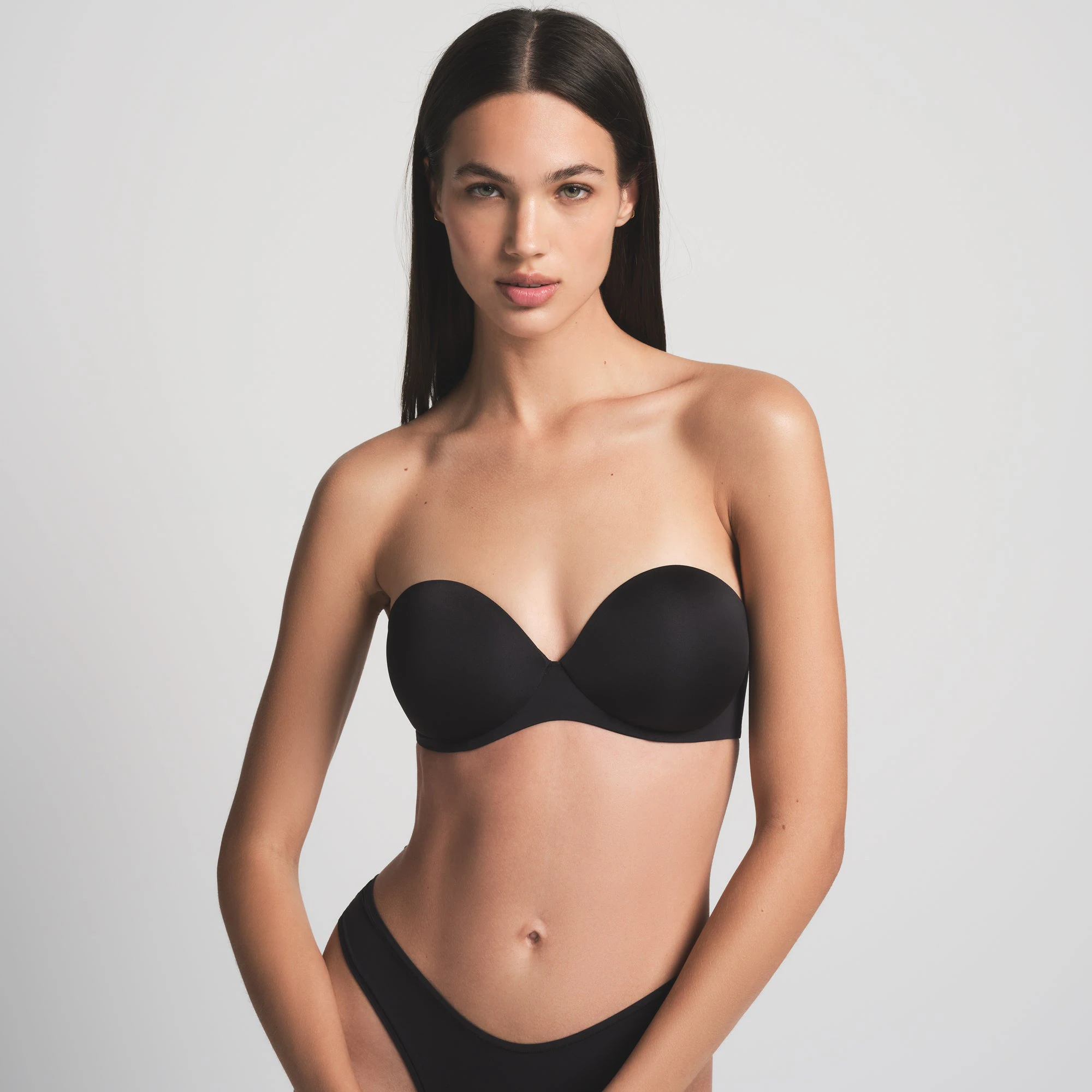 SKIMS ULTIMATE BRA STRAPLESS PUSH-UP BRA | ONYX ON A MODEL FRONT VIEW | FOCUS: 0.0, 1.0, 0.9