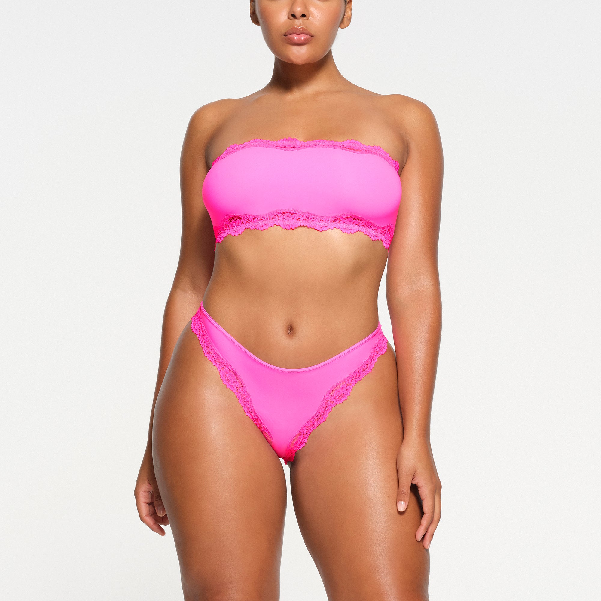FITS EVERYBODY LACE BANDEAU | TAFFY MULTI ON A MODEL FRONT VIEW