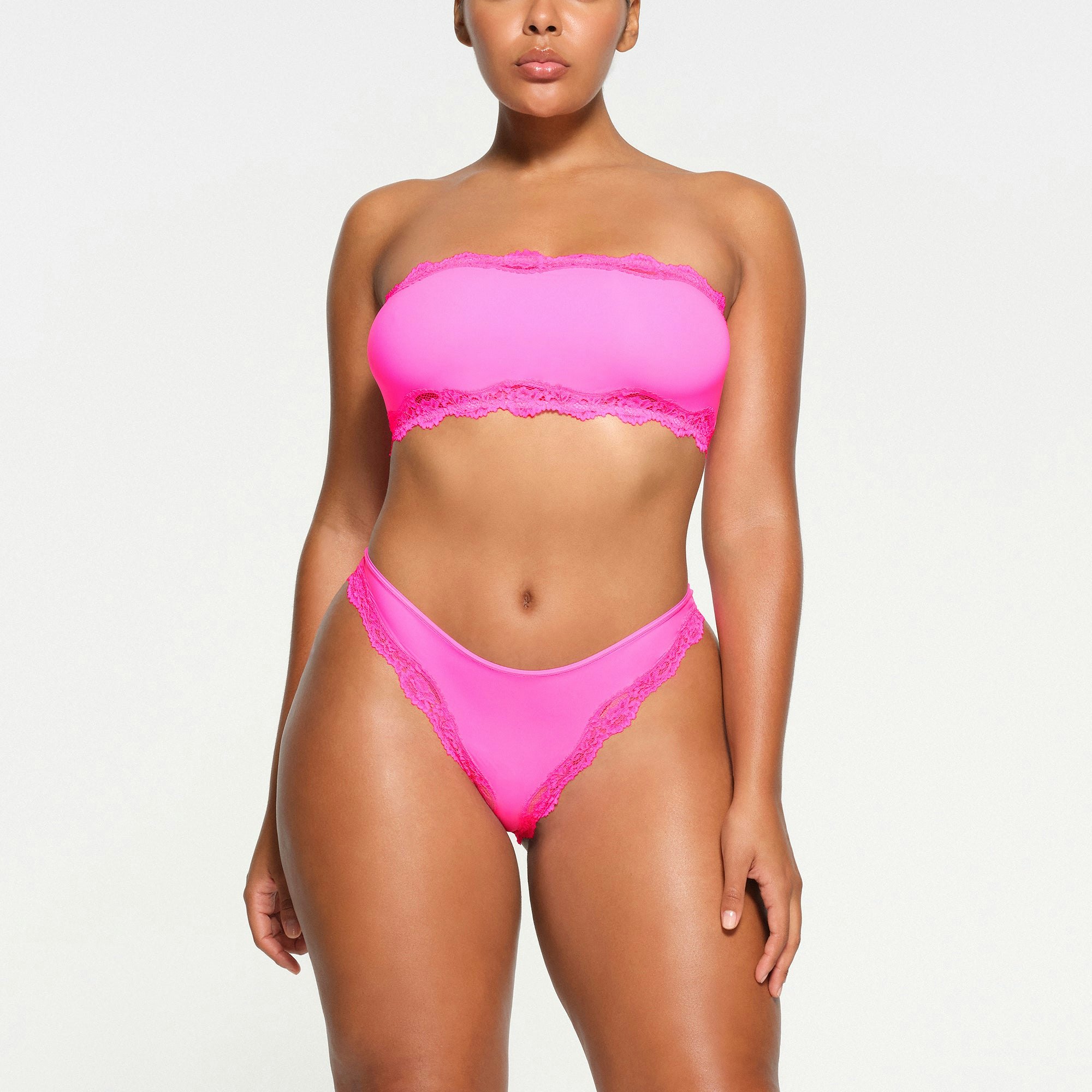 FITS EVERYBODY LACE BANDEAU | TAFFY MULTI ON A MODEL FRONT VIEW