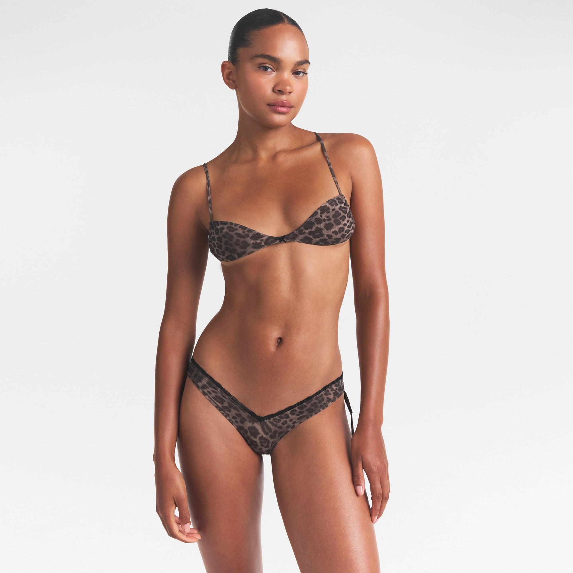 FITS EVERYBODY MICRO BANDEAU | UMBER LEOPARD PRINT ON A MODEL SIDE VIEW