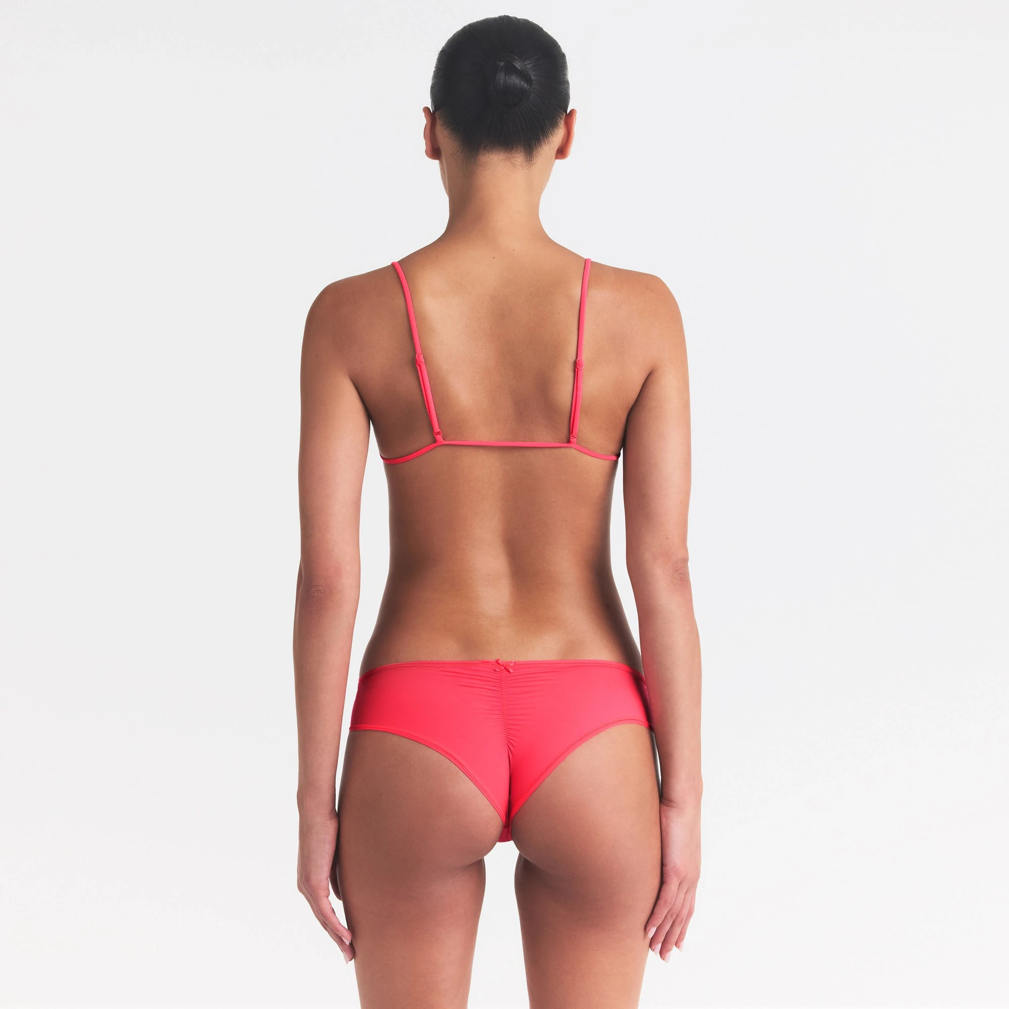 FITS EVERYBODY MICRO BANDEAU | ULTRA PINK ON A MODEL SIDE VIEW @ | FOCUS: 0.0, 1.0, 0.9