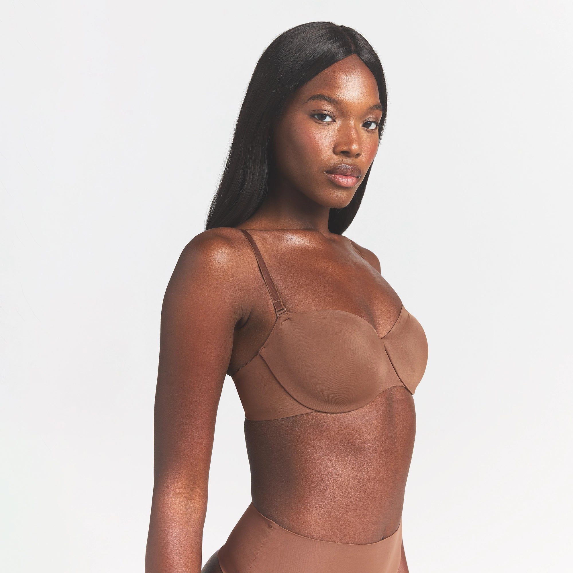 SMOOTHING INTIMATES UNLINED STRAPLESS BRA | JASPER ON A MODEL SIDE VIEW @ | FOCUS: 0.0, 1.0, 0.9