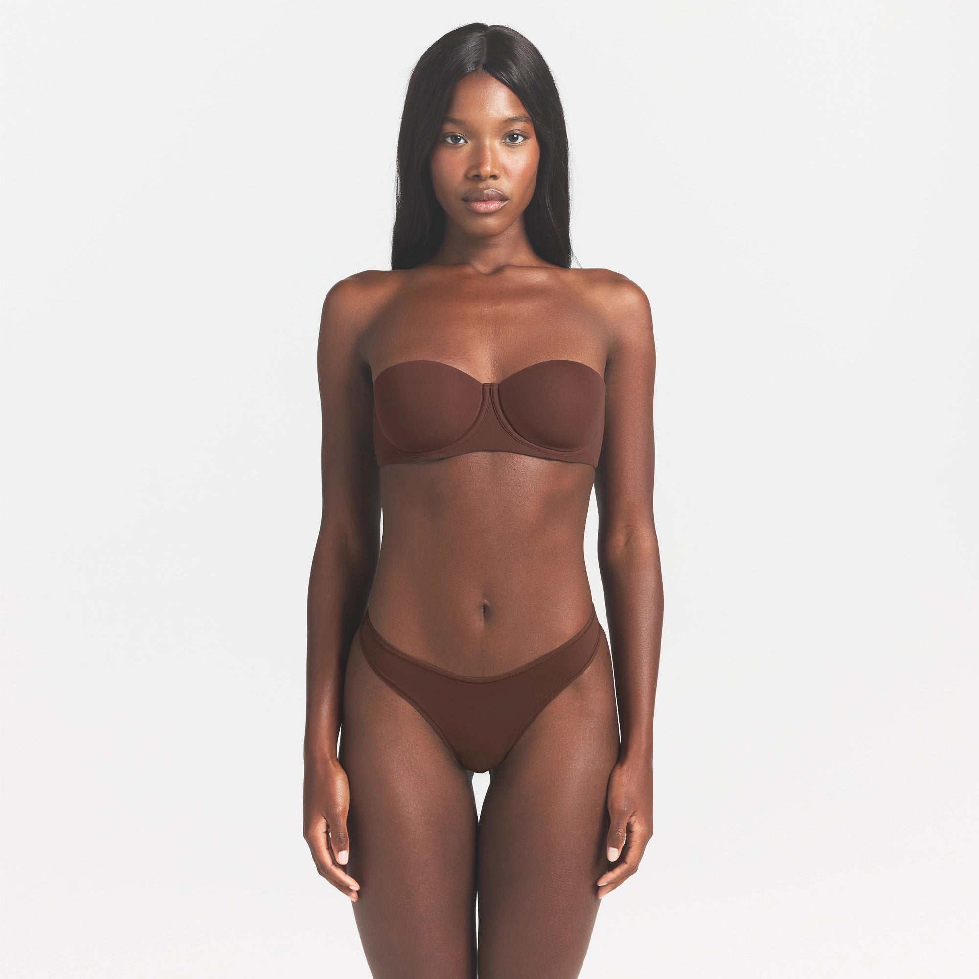 FITS EVERYBODY STRAPLESS BRA | COCOA ON A MODEL SIDE VIEW @ | FOCUS: 0.0, 1.0, 0.9