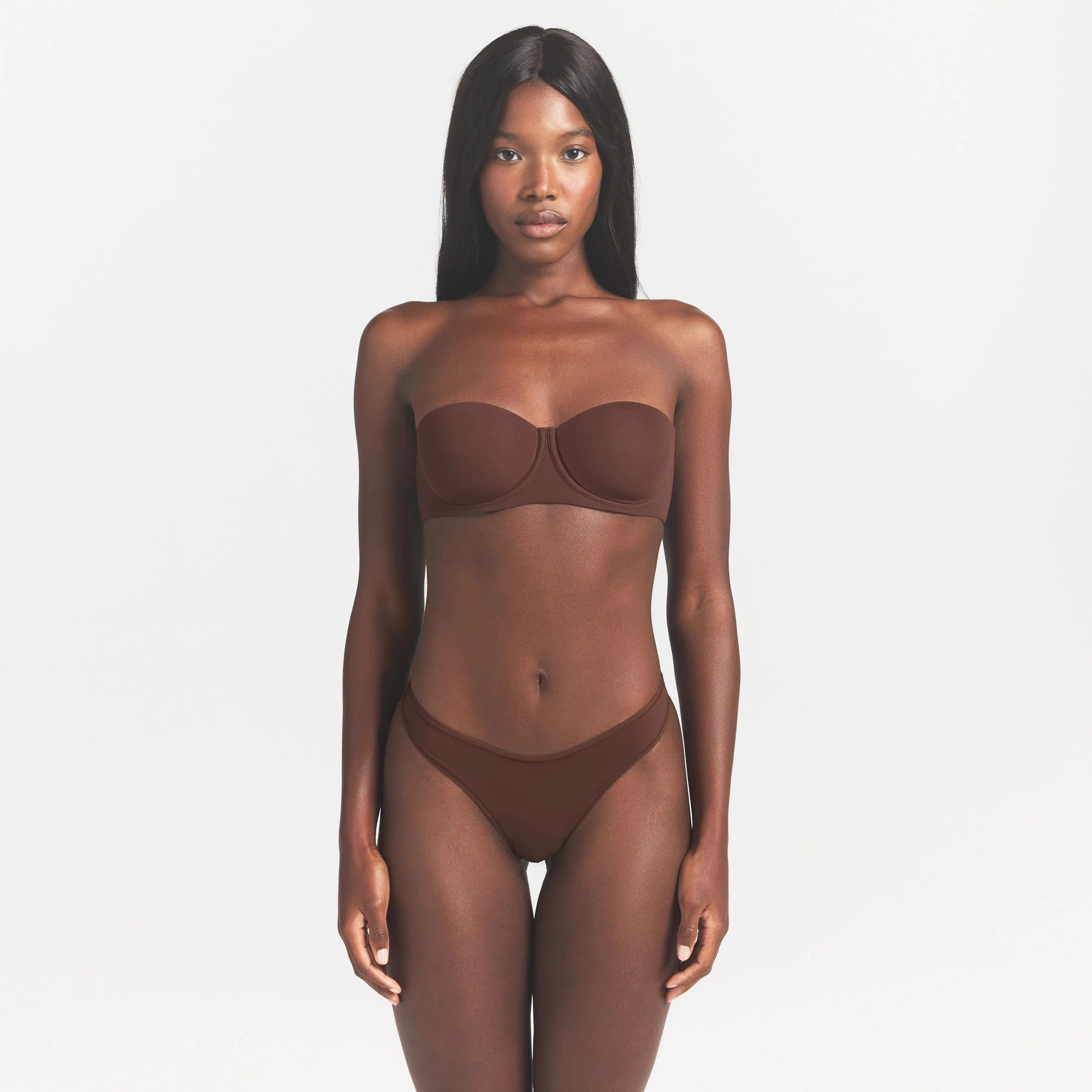 FITS EVERYBODY STRAPLESS BRA | COCOA ON A MODEL SIDE VIEW @ | FOCUS: 0.0, 1.0, 0.9