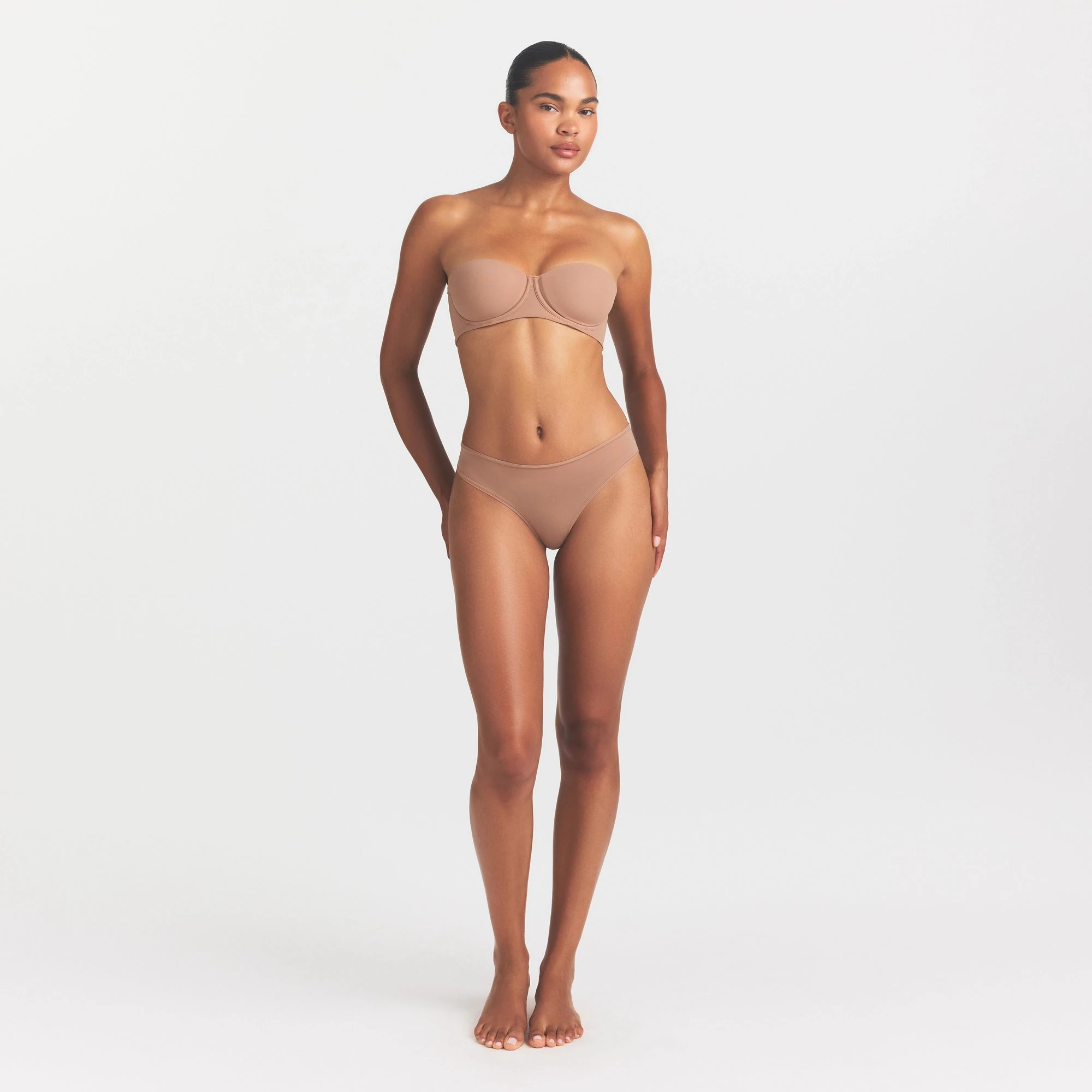 FITS EVERYBODY STRAPLESS BRA | SIENNA ON A MODEL FRONT VIEW @ | FOCUS: 0.0, 1.0, 0.9