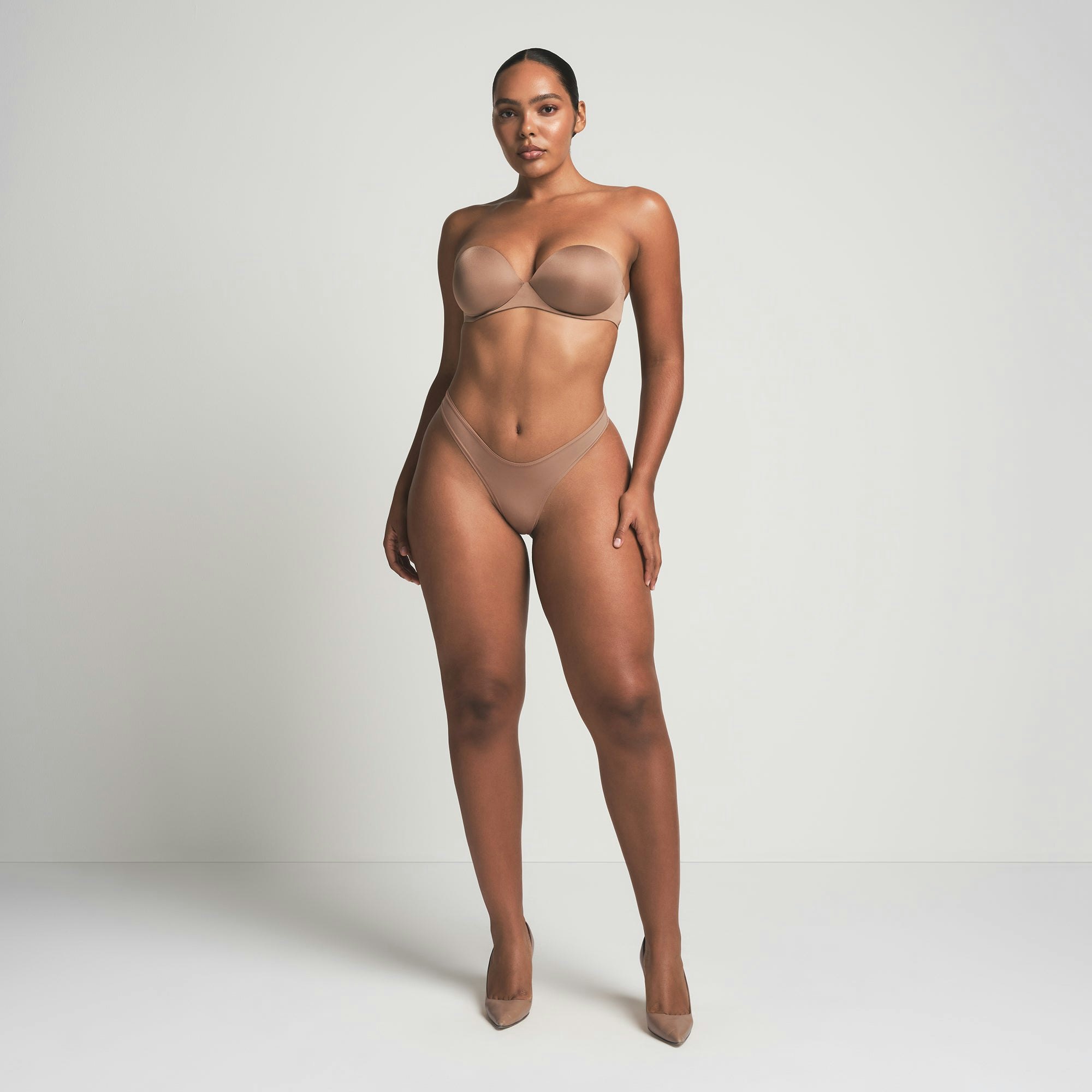 SKIMS ULTIMATE STRAPLESS PUSH-UP BRA | SIENNA ON A MODEL FRONT VIEW | FOCUS: 0.0, 1.0, 0.9