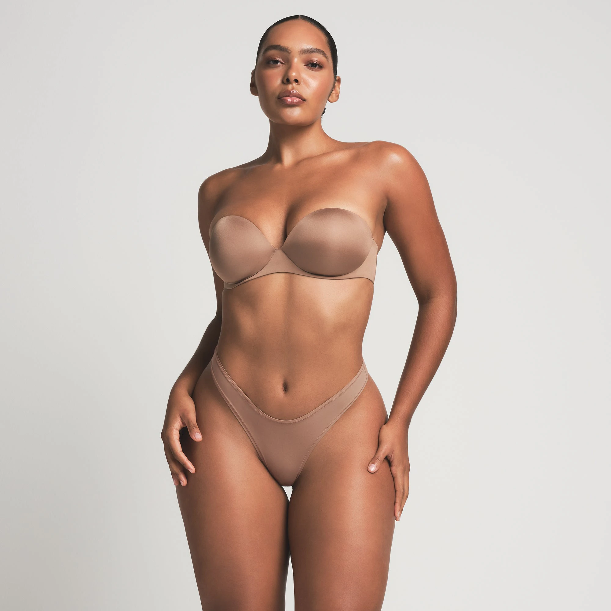 SKIMS ULTIMATE STRAPLESS PUSH-UP BRA | SIENNA ON A MODEL FRONT VIEW | FOCUS: 0.0, 1.0, 0.9