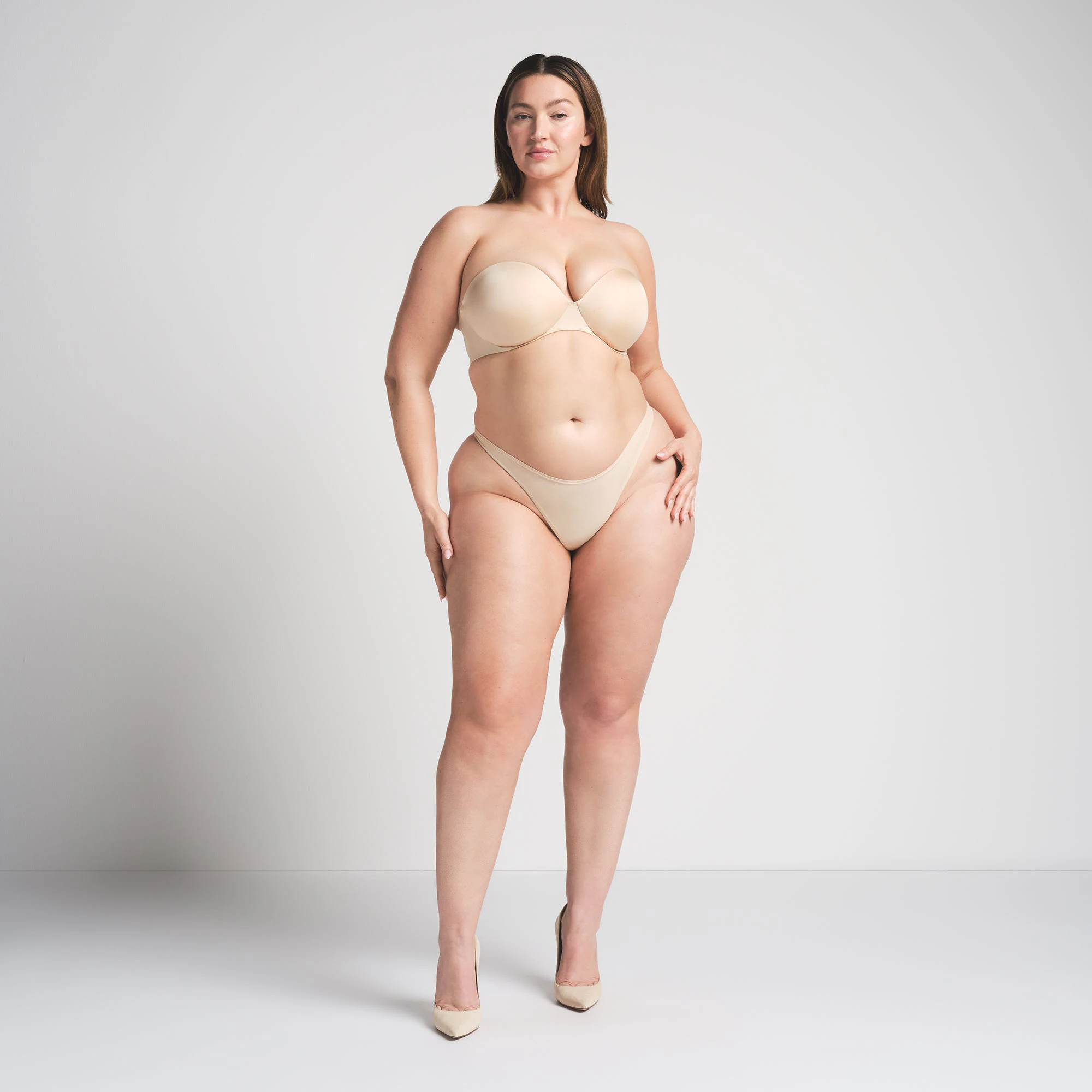 SKIMS ULTIMATE STRAPLESS PUSH-UP BRA | SAND ON A MODEL FRONT VIEW @ | FOCUS: 0.0, 1.0, 0.9