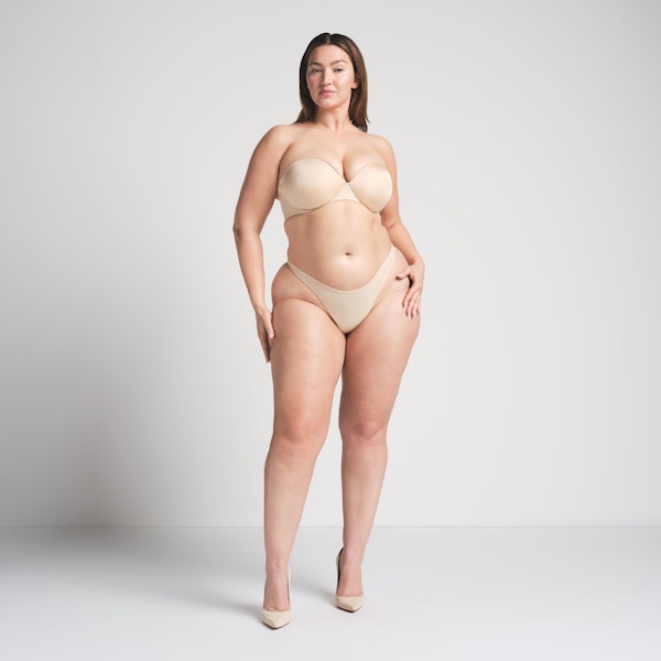 SKIMS ULTIMATE STRAPLESS PUSH-UP BRA | SAND ON A MODEL FRONT VIEW @ | FOCUS: 0.0, 1.0, 0.9