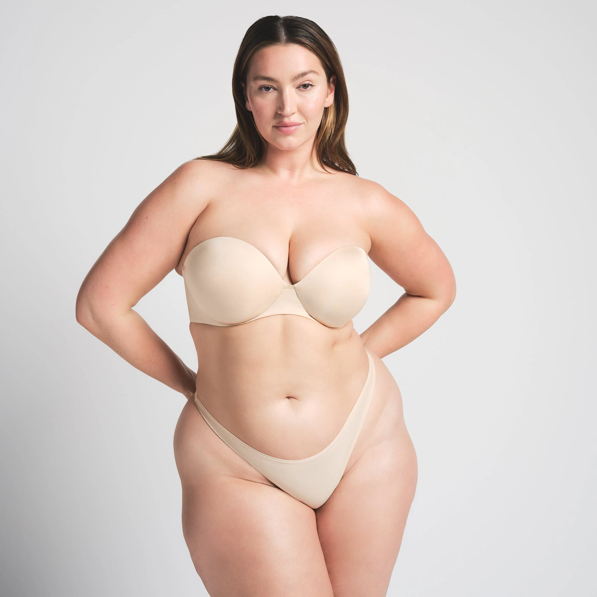 SKIMS ULTIMATE STRAPLESS PUSH-UP BRA | SAND ON A MODEL FRONT VIEW @ | FOCUS: 0.0, 1.0, 0.9