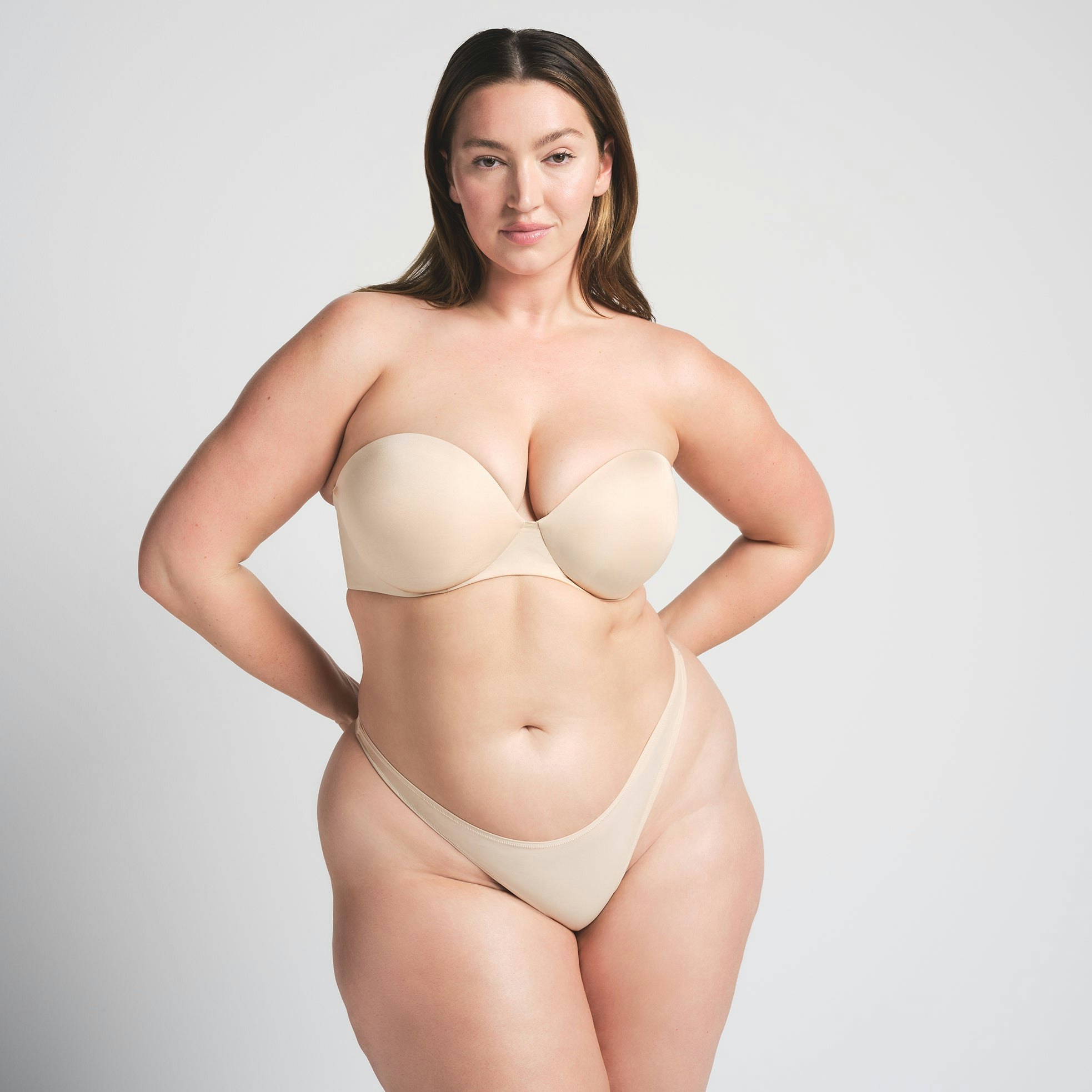 SKIMS ULTIMATE STRAPLESS PUSH-UP BRA | SAND ON A MODEL FRONT VIEW @ | FOCUS: 0.0, 1.0, 0.9