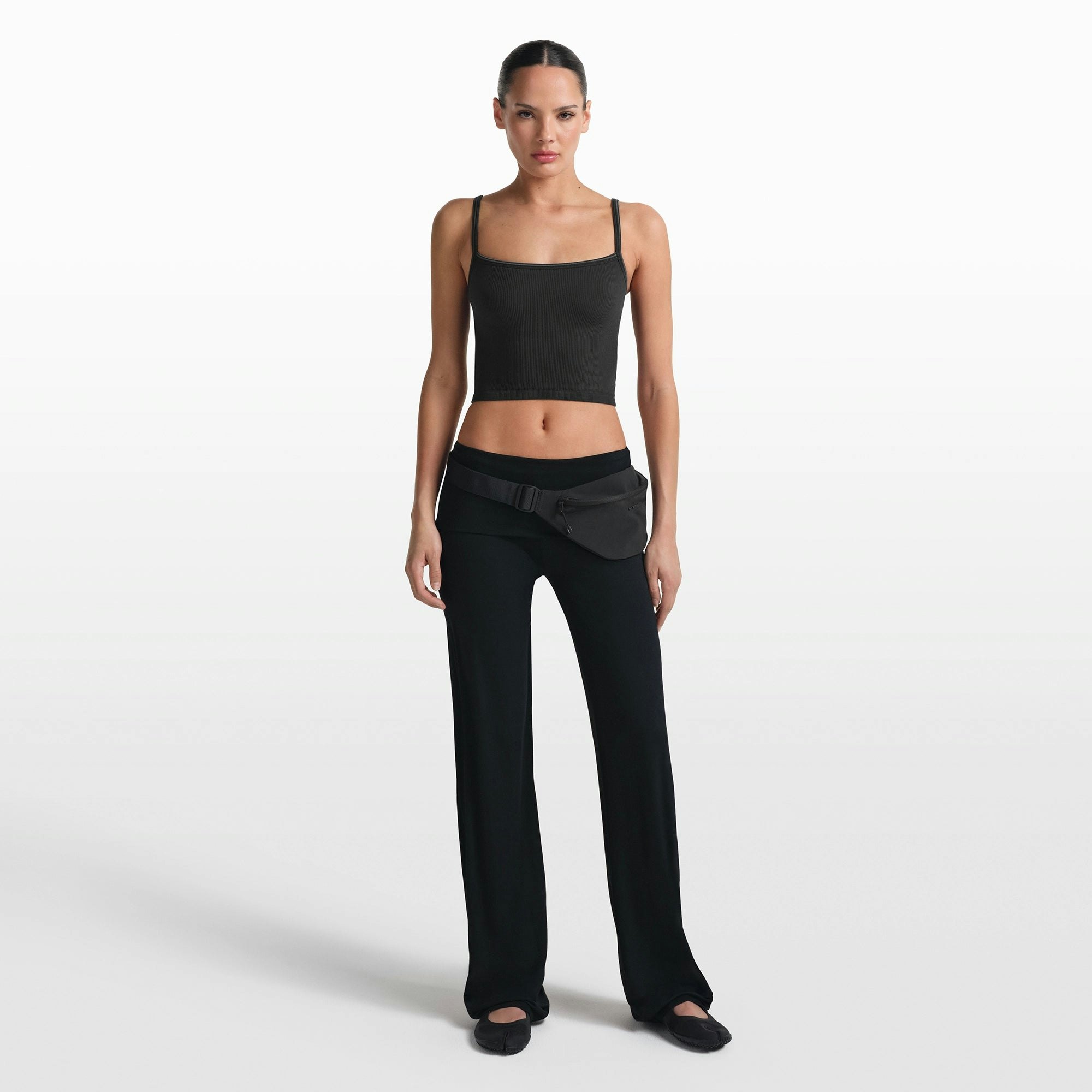 NikeSKIMS RIBBED SEAMLESS CAMI | OBSIDIAN/ARMOR ON A MODEL FRONT VIEW @ | FOCUS: 0.0, 1.0, 0.9