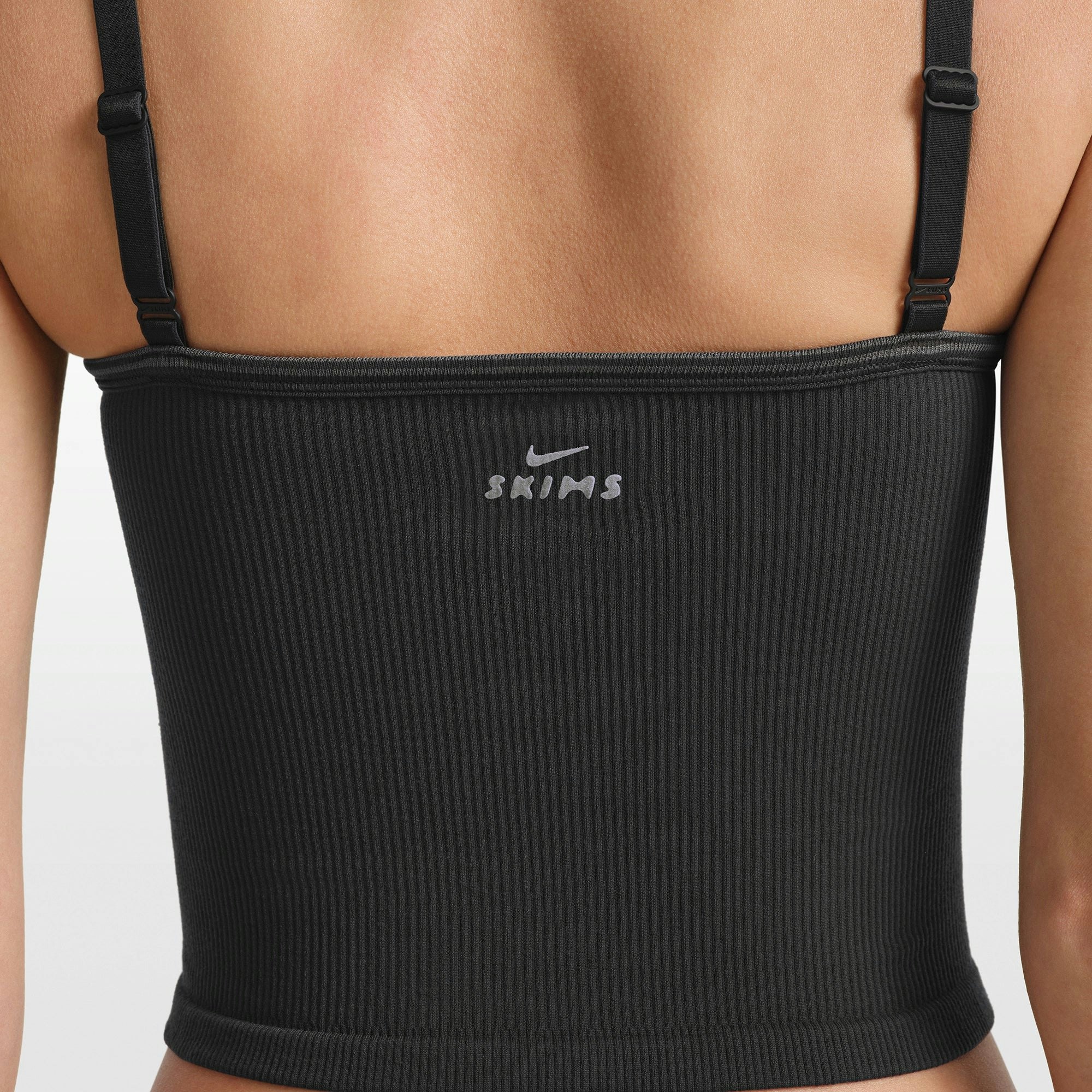 NikeSKIMS RIBBED SEAMLESS CAMI | OBSIDIAN/ARMOR ON A MODEL FRONT VIEW @ | FOCUS: 0.0, 1.0, 0.9