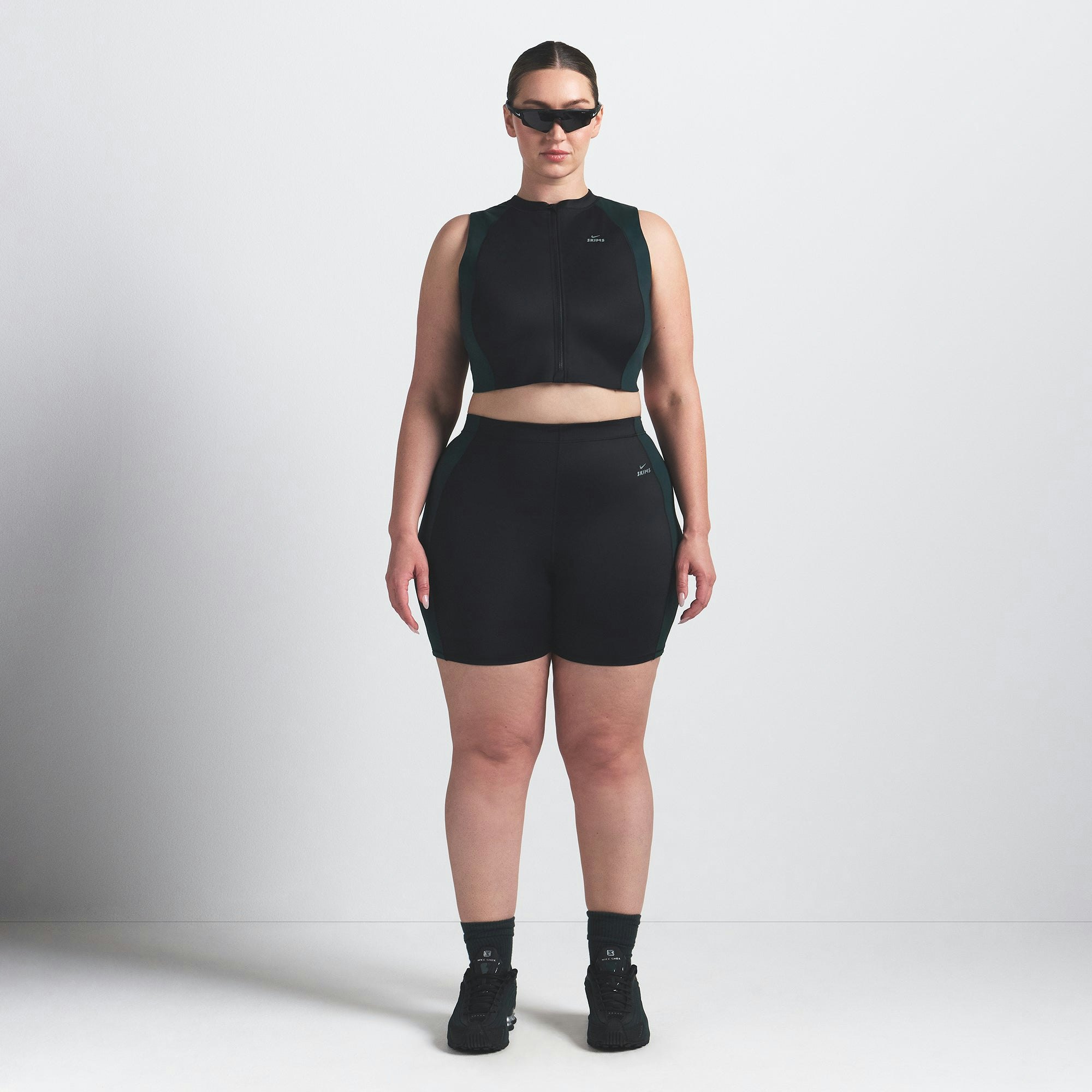 NikeSKIMS SHINE FRONT ZIP BRA | OBSIDIAN AND DARK TEAL ON A MODEL FRONT VIEW @ | FOCUS: 0.0, 1.0, 0.9