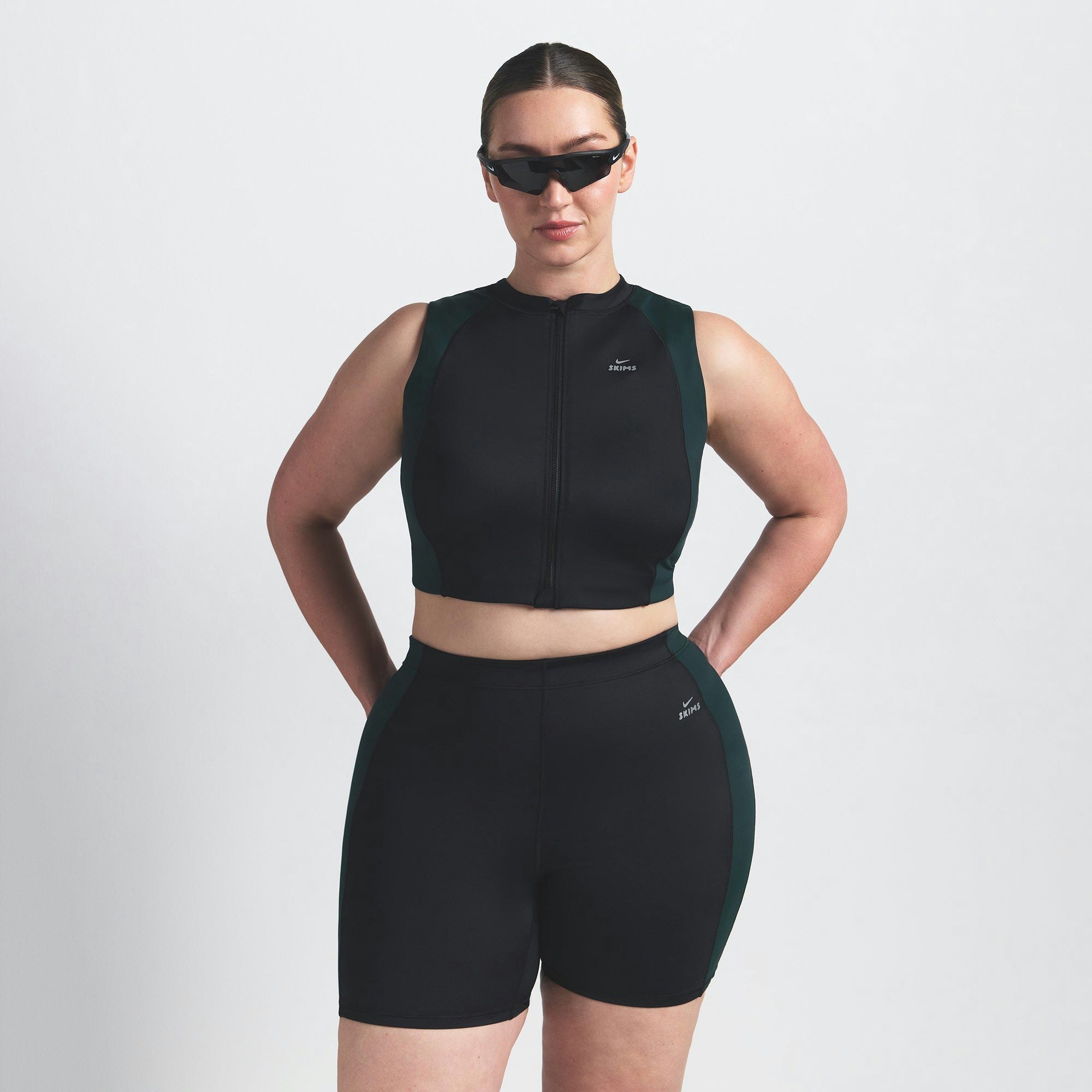 NikeSKIMS SHINE FRONT ZIP BRA | OBSIDIAN AND DARK TEAL ON A MODEL FRONT VIEW @ | FOCUS: 0.0, 1.0, 0.9