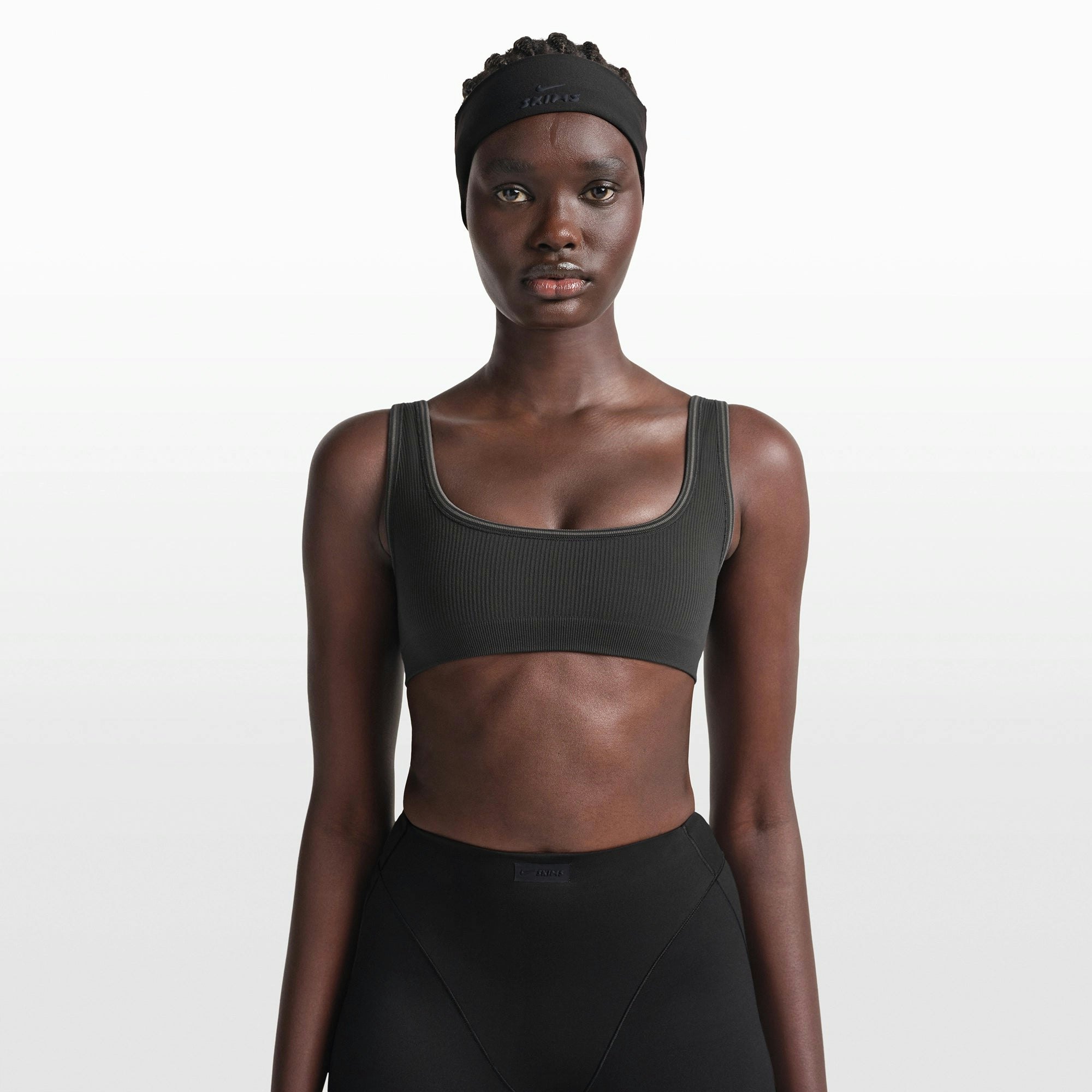 NikeSKIMS RIBBED SEAMLESS MICRO SCOOP BRA | OBSIDIAN ON A MODEL FRONT VIEW @ | FOCUS: 0.0, 1.0, 0.9