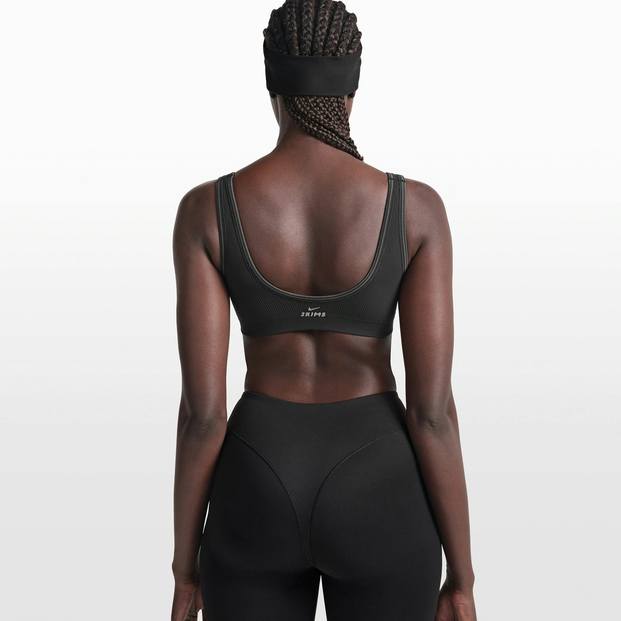 NikeSKIMS RIBBED SEAMLESS MICRO SCOOP BRA | OBSIDIAN ON A MODEL FRONT VIEW @ | FOCUS: 0.0, 1.0, 0.9