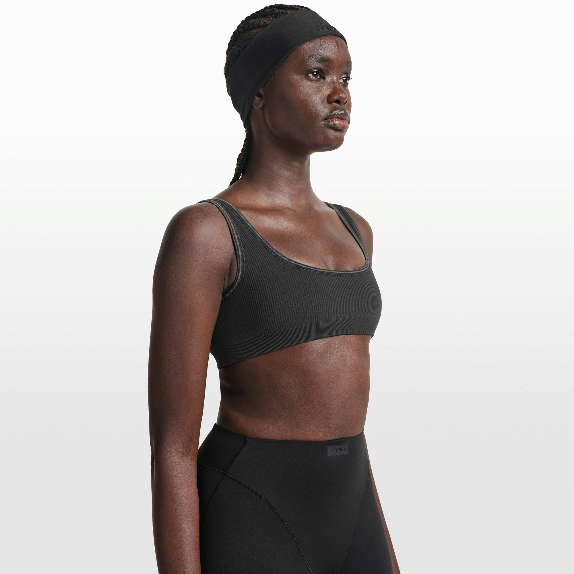 NikeSKIMS RIBBED SEAMLESS MICRO SCOOP BRA | OBSIDIAN ON A MODEL FRONT VIEW @ | FOCUS: 0.0, 1.0, 0.9