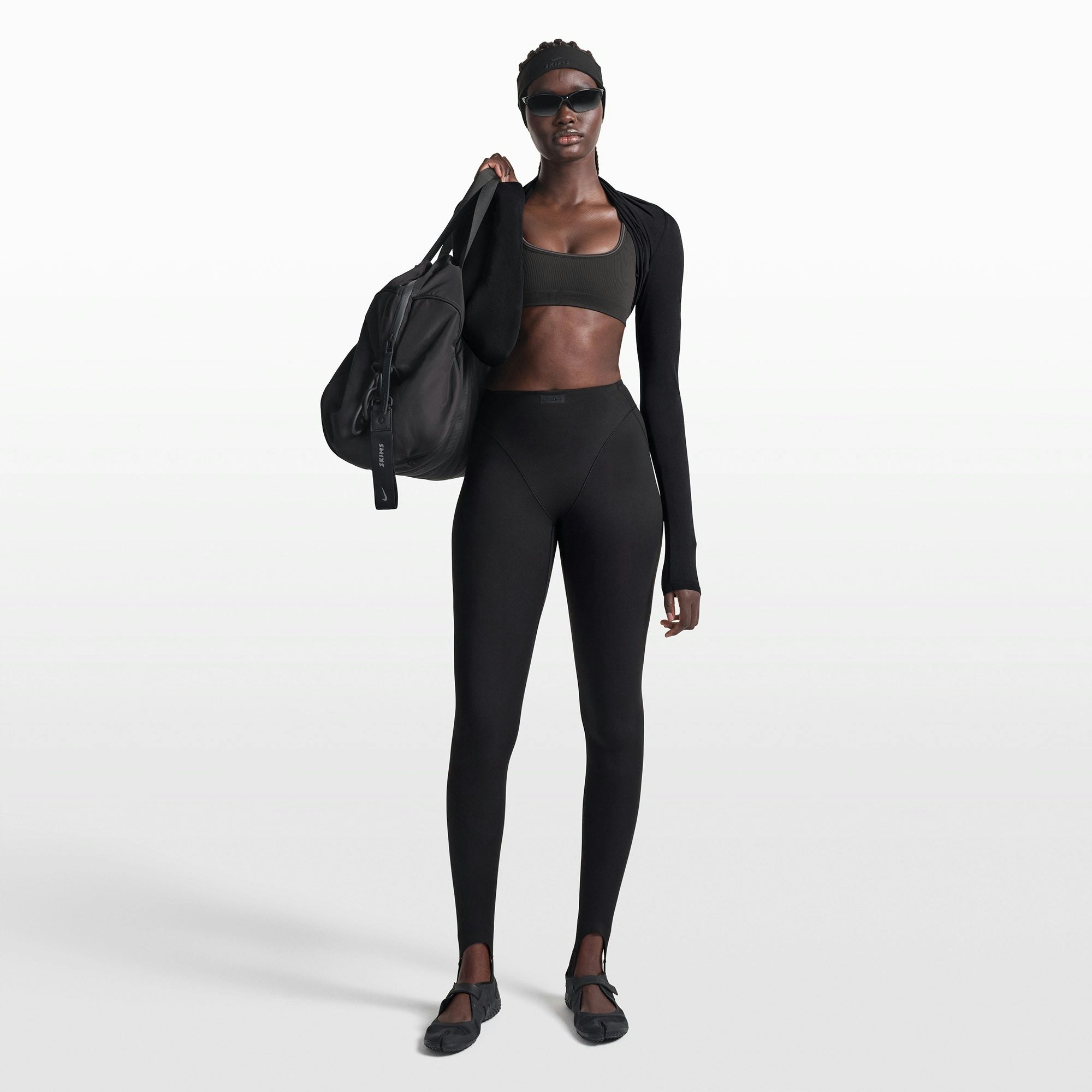 NikeSKIMS RIBBED SEAMLESS MICRO SCOOP BRA | OBSIDIAN ON A MODEL FRONT VIEW @ | FOCUS: 0.0, 1.0, 0.9