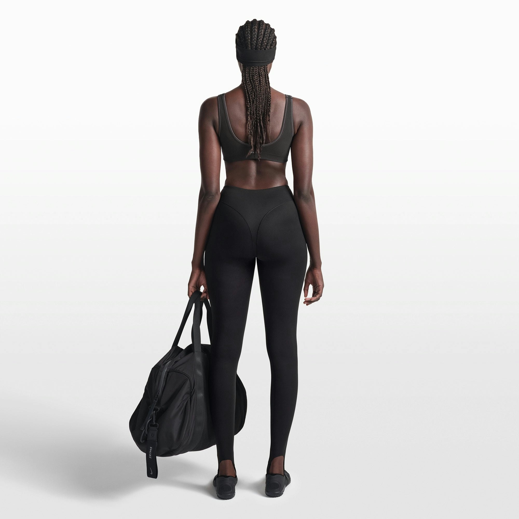 NikeSKIMS RIBBED SEAMLESS MICRO SCOOP BRA | OBSIDIAN ON A MODEL FRONT VIEW @ | FOCUS: 0.0, 1.0, 0.9