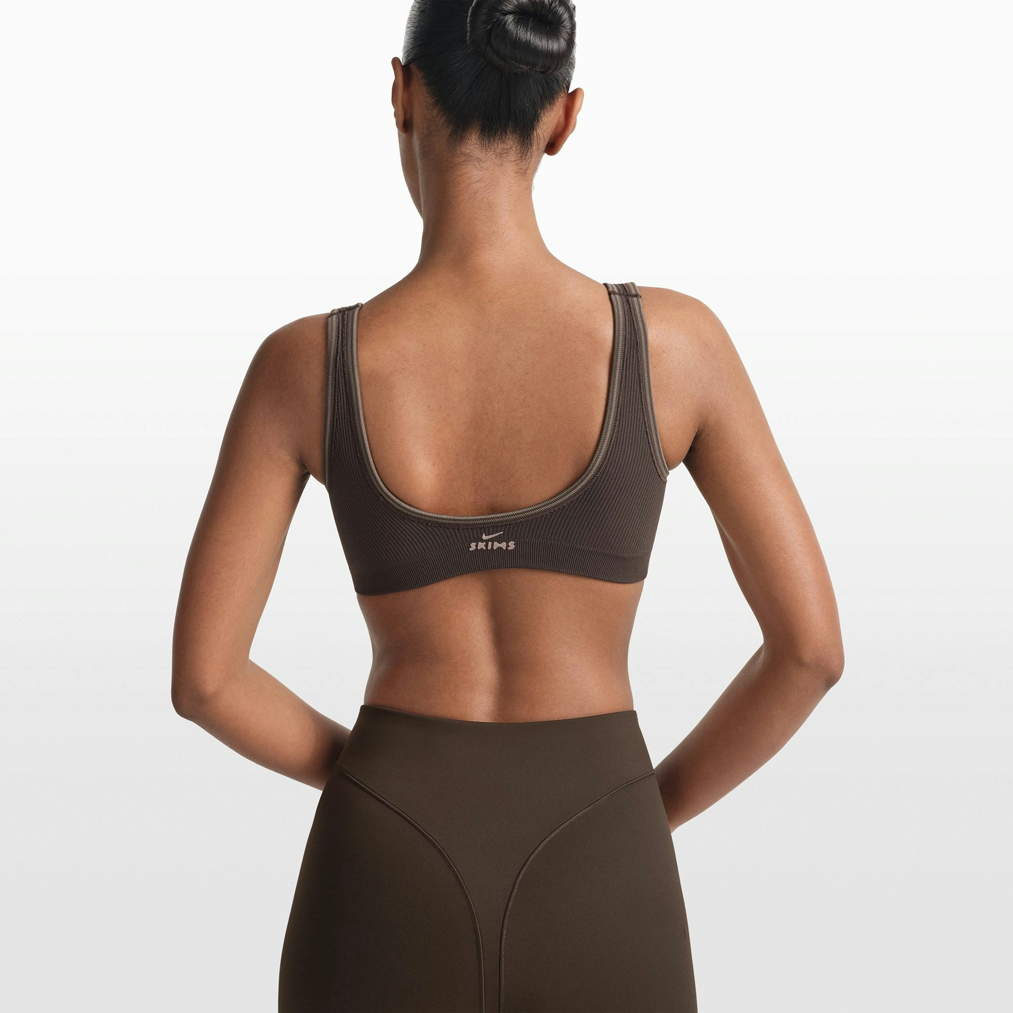 NikeSKIMS RIBBED SEAMLESS MICRO SCOOP BRA | PHOENIX/TRUFFLE ON A MODEL FRONT VIEW @ | FOCUS: 0.0, 1.0, 0.9
