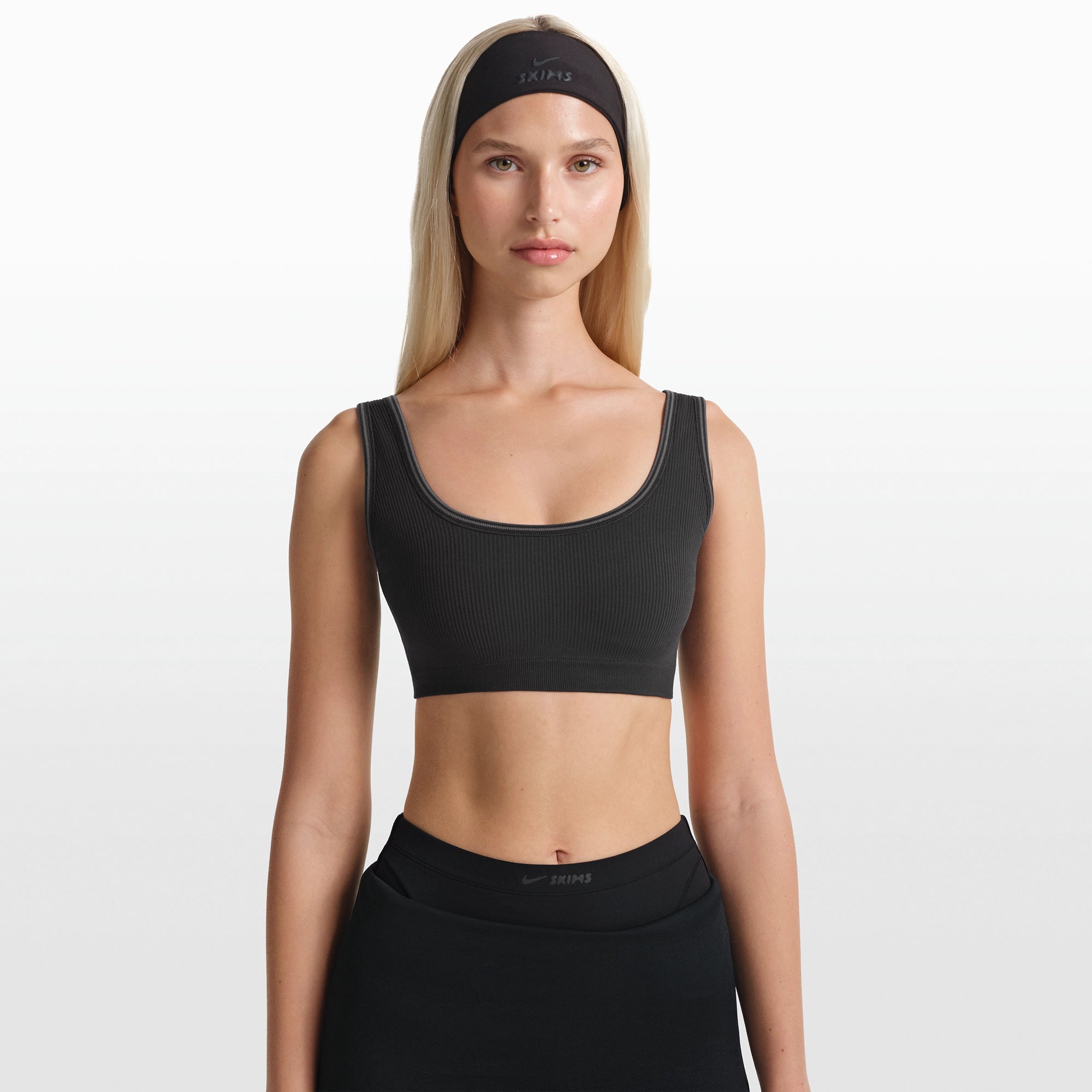 NikeSKIMS RIBBED SEAMLESS SCOOP BRA | OBSIDIAN/ARMOR ON A MODEL FRONT VIEW @ | FOCUS: 0.0, 1.0, 0.9