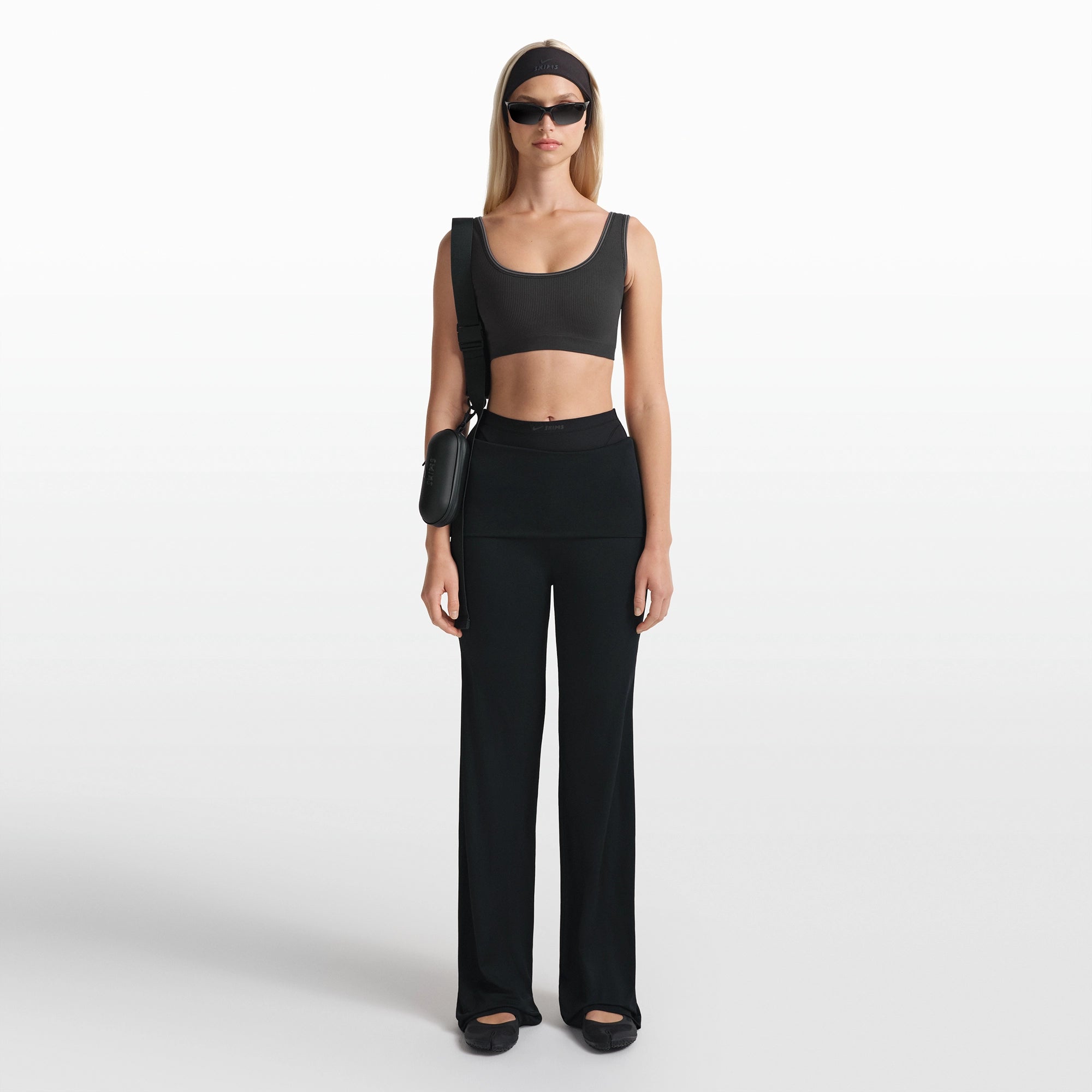 NikeSKIMS RIBBED SEAMLESS SCOOP BRA | OBSIDIAN/ARMOR ON A MODEL FRONT VIEW @ | FOCUS: 0.0, 1.0, 0.9