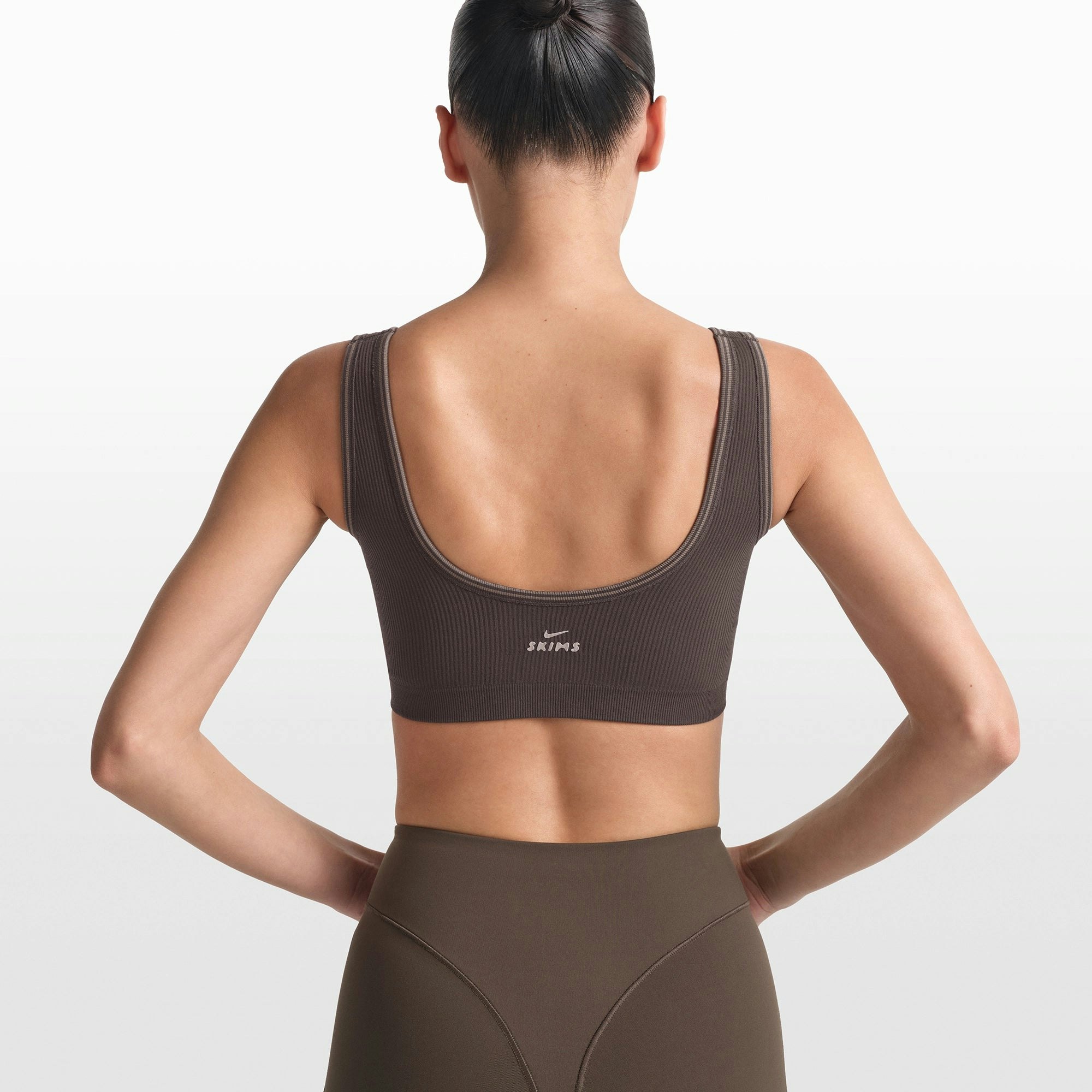NikeSKIMS RIBBED SEAMLESS SCOOP BRA | PHOENIX/TRUFFLE ON A MODEL FRONT VIEW @ | FOCUS: 0.0, 1.0, 0.9