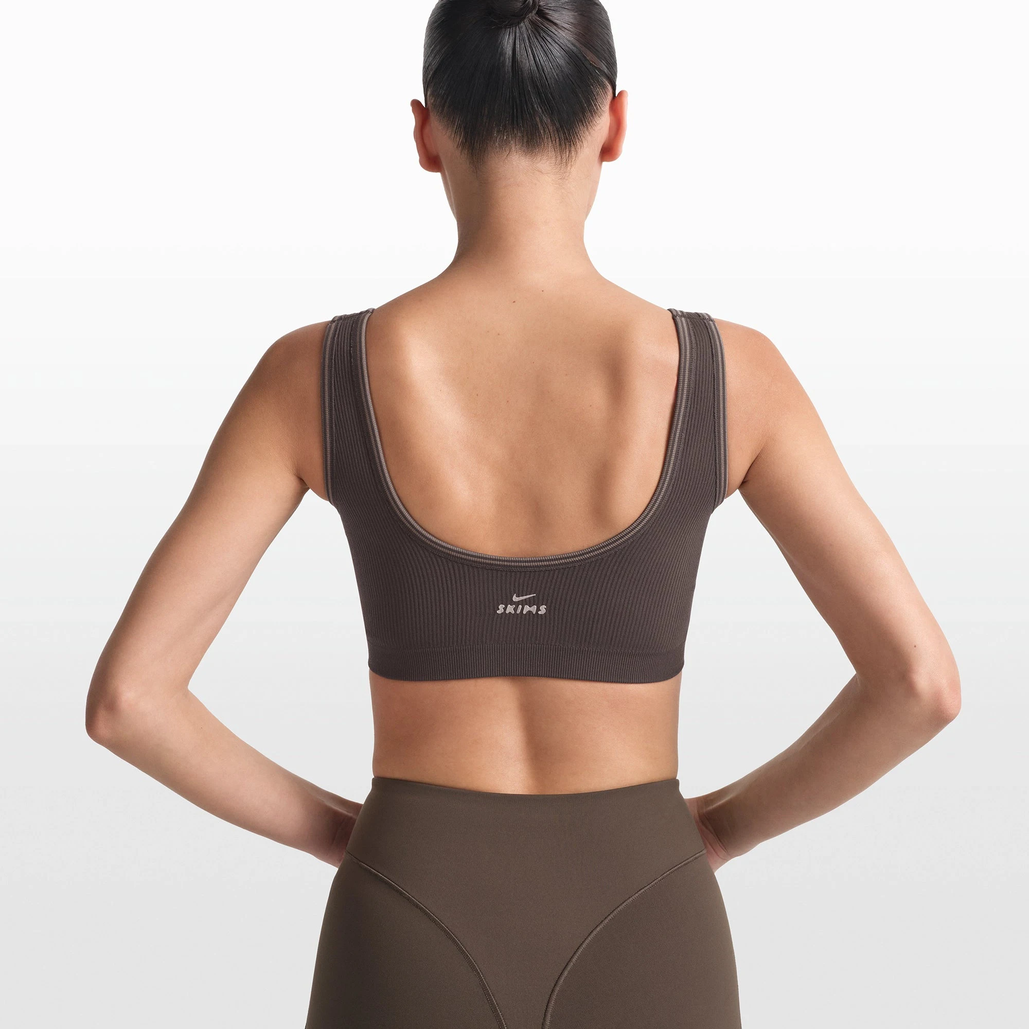 NikeSKIMS RIBBED SEAMLESS SCOOP BRA | PHOENIX/TRUFFLE ON A MODEL FRONT VIEW @ | FOCUS: 0.0, 1.0, 0.9