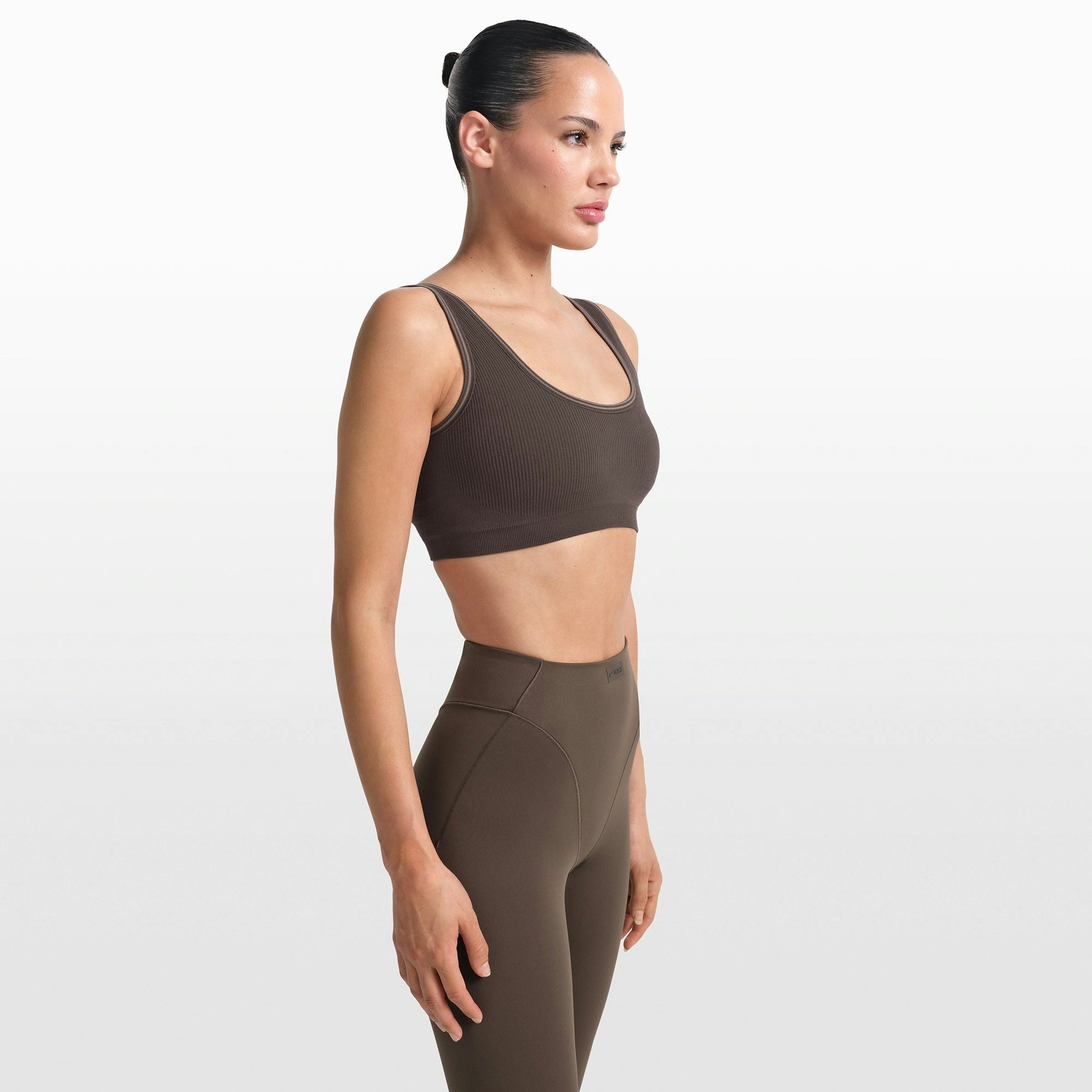 NikeSKIMS RIBBED SEAMLESS SCOOP BRA | PHOENIX/TRUFFLE ON A MODEL FRONT VIEW @ | FOCUS: 0.0, 1.0, 0.9